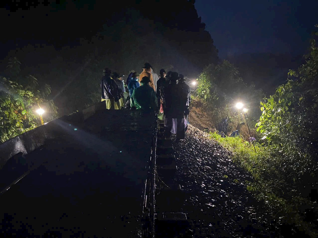 Mưa lớn khiến công việc "vá đường" gặp không ít khó khăn. Mưa lớn khiến công việc "vá đường" gặp không ít khó khăn.