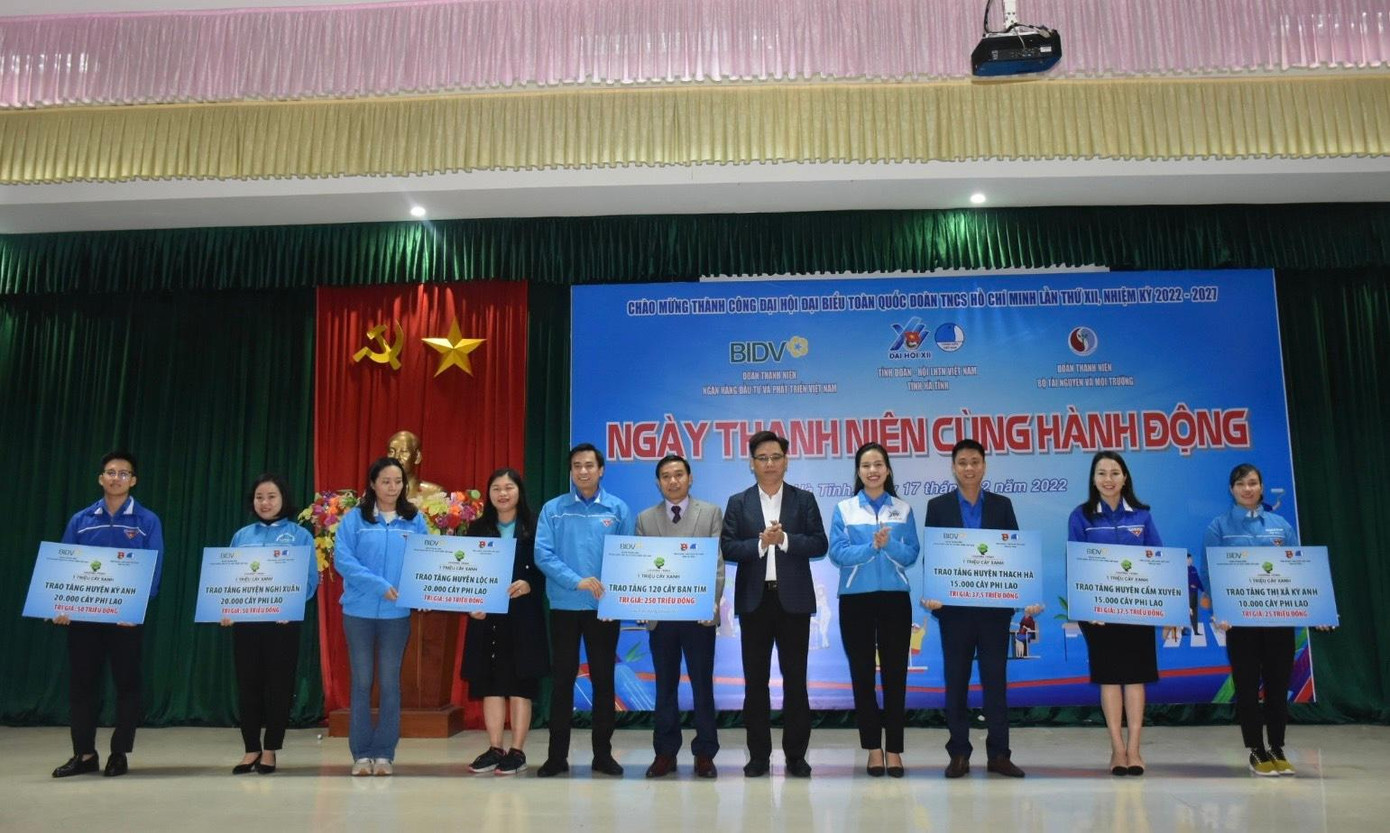 Ban tổ chức đã trao tặng 120 cây hoa ban tím cho BQL Khu di tích TNXP Ngã ba Đồng Lộc và 100.000 cây phi lao cho các địa phương ven biển tỉnh Hà Tĩnh. Ban tổ chức đã trao tặng 120 cây hoa ban tím cho BQL Khu di tích TNXP Ngã ba Đồng Lộc và 100.000 cây phi lao cho các địa phương ven biển tỉnh Hà Tĩnh.