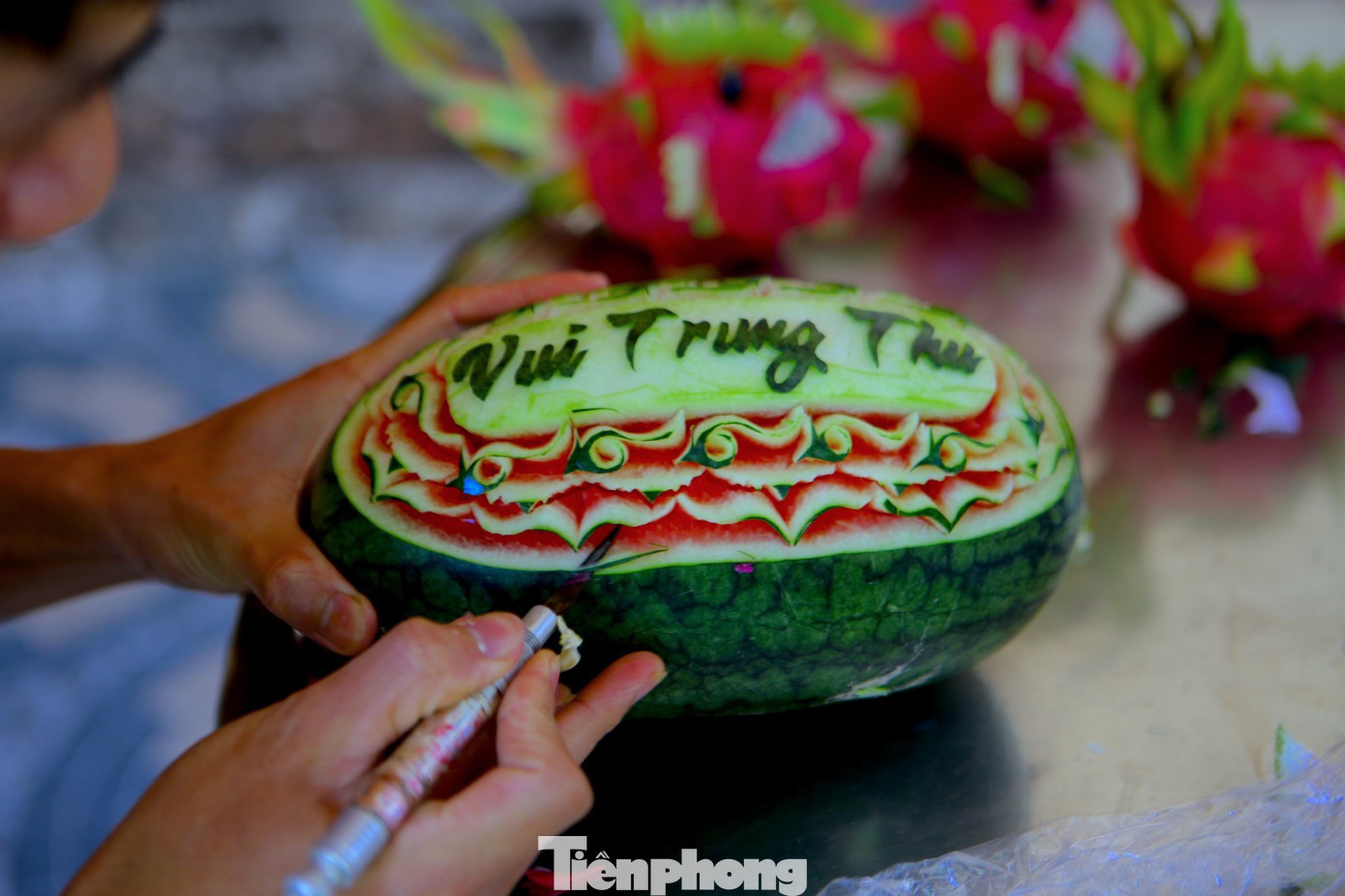 Cùng chiếc dao tỉa hoa quả, anh Thiết tỉ mỉ tạo những đường nét hoa, chữ trên quả dưa. Mỗi thành phẩm mất hơn 30 phút để hoàn thiện. "Công việc này đòi hỏi tính thẩm mỹ cao. Vì thế luôn phải cẩn thận ở từng đường nét, chi tiết", anh Thiết nói.