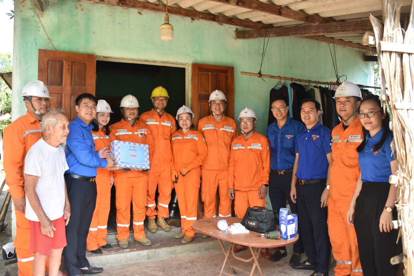 Trao biểu trưng các nguồn lực triển khai hoạt động trong Chiến dịch thanh niên tình nguyện hè và xây dựng các công trình thanh niên trên địa bàn.