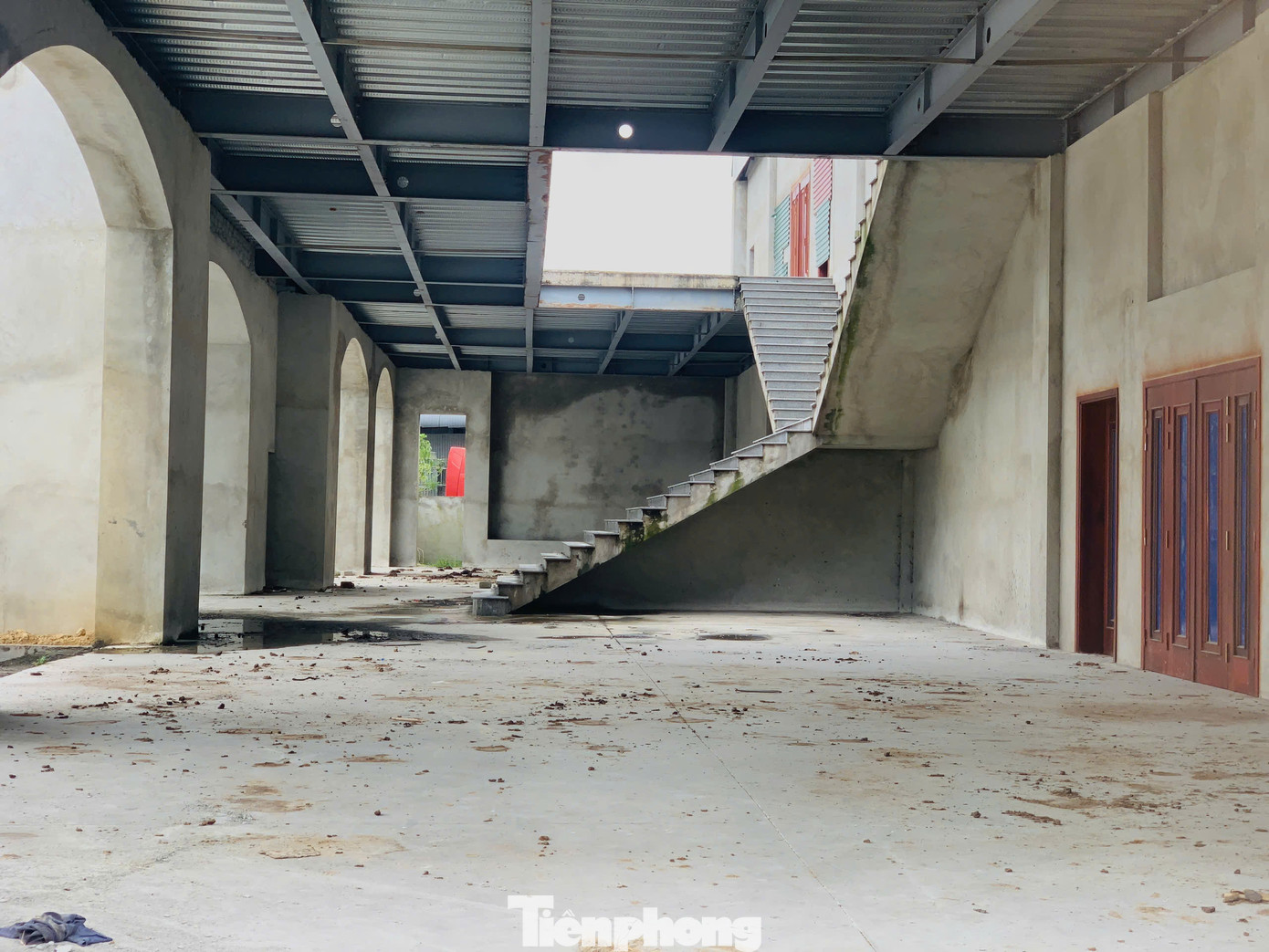 Dự án được đánh giá sẽ là điểm nhấn kiến trúc cảnh quan khu vực cửa ngõ phía Tây thành phố. Tuy nhiên, sau 7 năm, đến nay dự án vẫn chưa được hoàn thiện. Hiện phía chủ đầu tư chưa hoàn thiện hạng mục chính là khu khách sạn 9 tầng, khu dịch vụ nhà hàng, bể bơi… Trong ảnh khuôn viên dự án trở nên nhếch nhác, trở thành nơi phóng uế của gia súc.