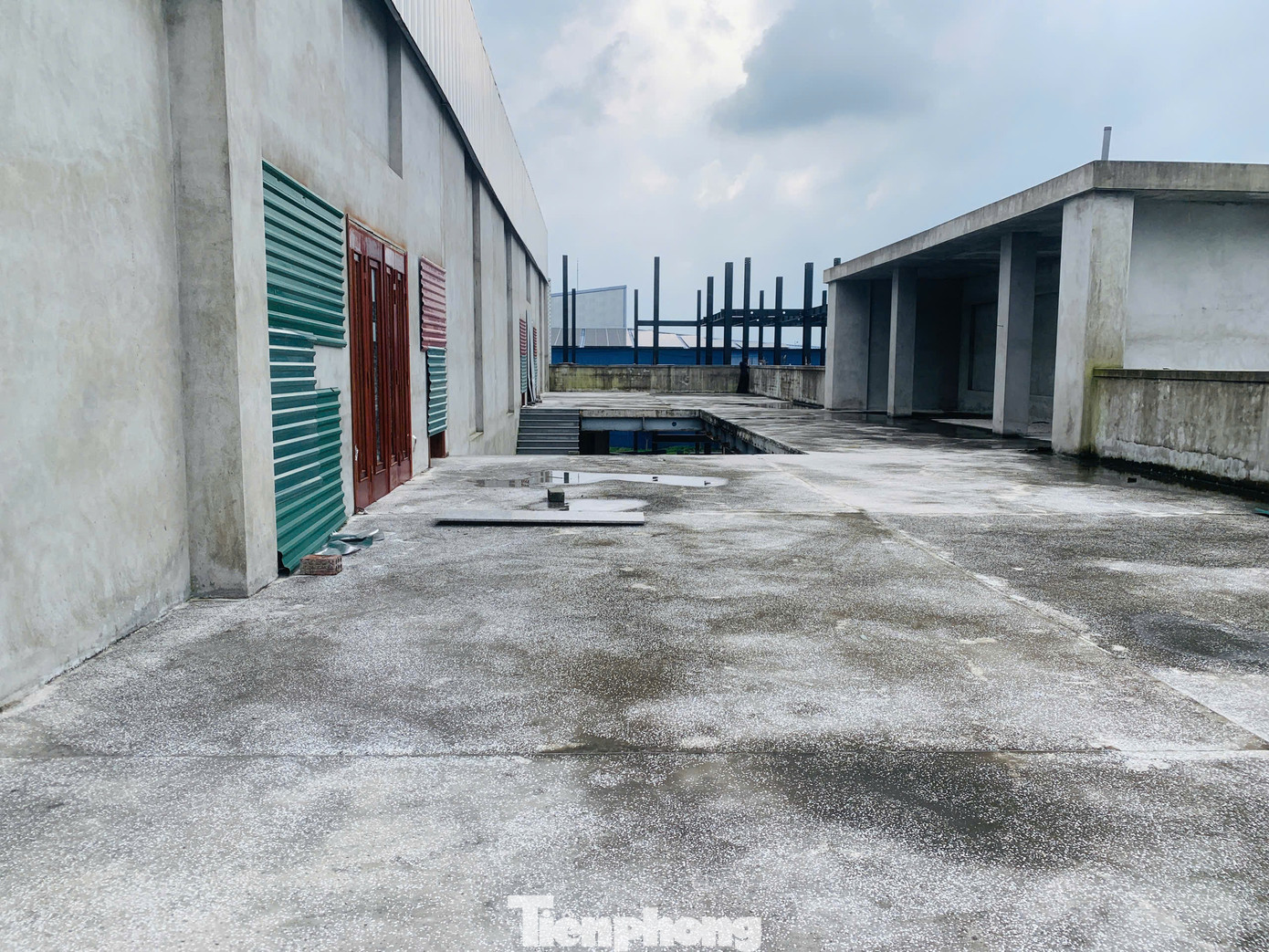 Theo UBND Thành phố Hà Tĩnh, đến nay, Dự án Tổ hợp Khách sạn – Thương mại, dịch vụ tổng hợp Nguyễn Hưng tại phường Thạch Linh, thành phố Hà Tĩnh chưa hoàn thành xây dựng các hạng mục công trình được thể hiện trong quy hoạch được phê duyệt. Tiến độ xây dựng các công trình chính như khách sạn, khu dịch vụ nhà hàng được thực hiện rất chậm.