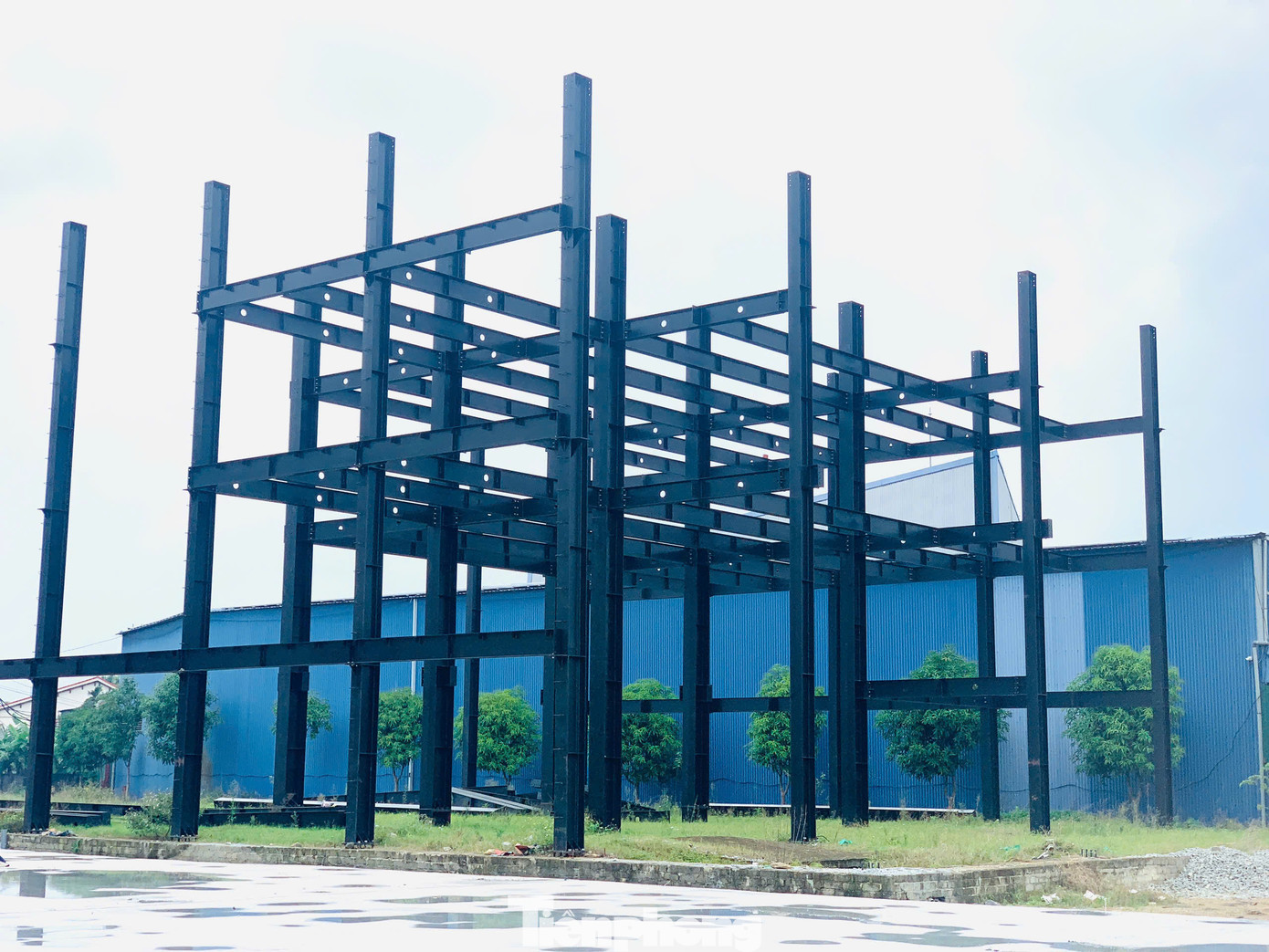 UBND thành phố Hà Tĩnh cũng xử phạt doanh nghiệp này 25 triệu đồng do có hành vi tổ chức thi công xây dựng biển hiệu, bảng quảng cáo vượt quá 20m2.