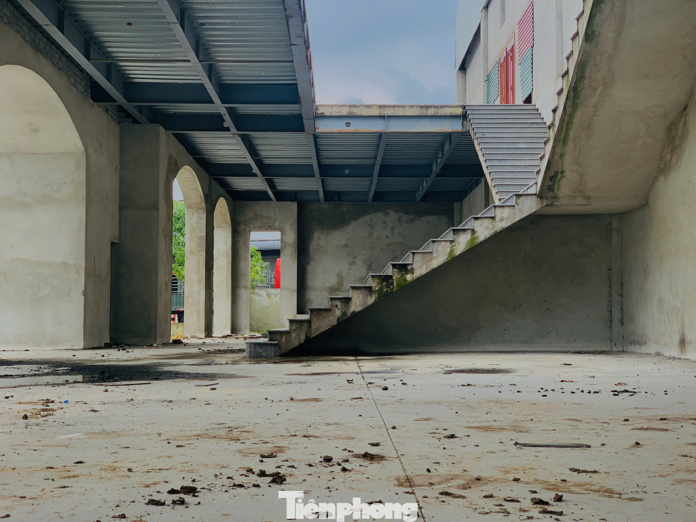 Quy mô dự án gồm tổ hợp khách sạn - thương mại - dịch vụ tổng hợp cao 9 tầng và 1 tầng hầm; xây dựng bể bơi và các hạng mục phụ trợ, hạ tầng kỹ thuật; trồng cây xanh, cây cảnh... Song đến nay các hạng mục trong dự án vẫn chưa được hoàn thiện. Hiện chủ đầu tư mới chỉ xây dựng được phần thô rồi bỏ hoang, để lại khu đất nhếch nhác giữa lòng đô thị.