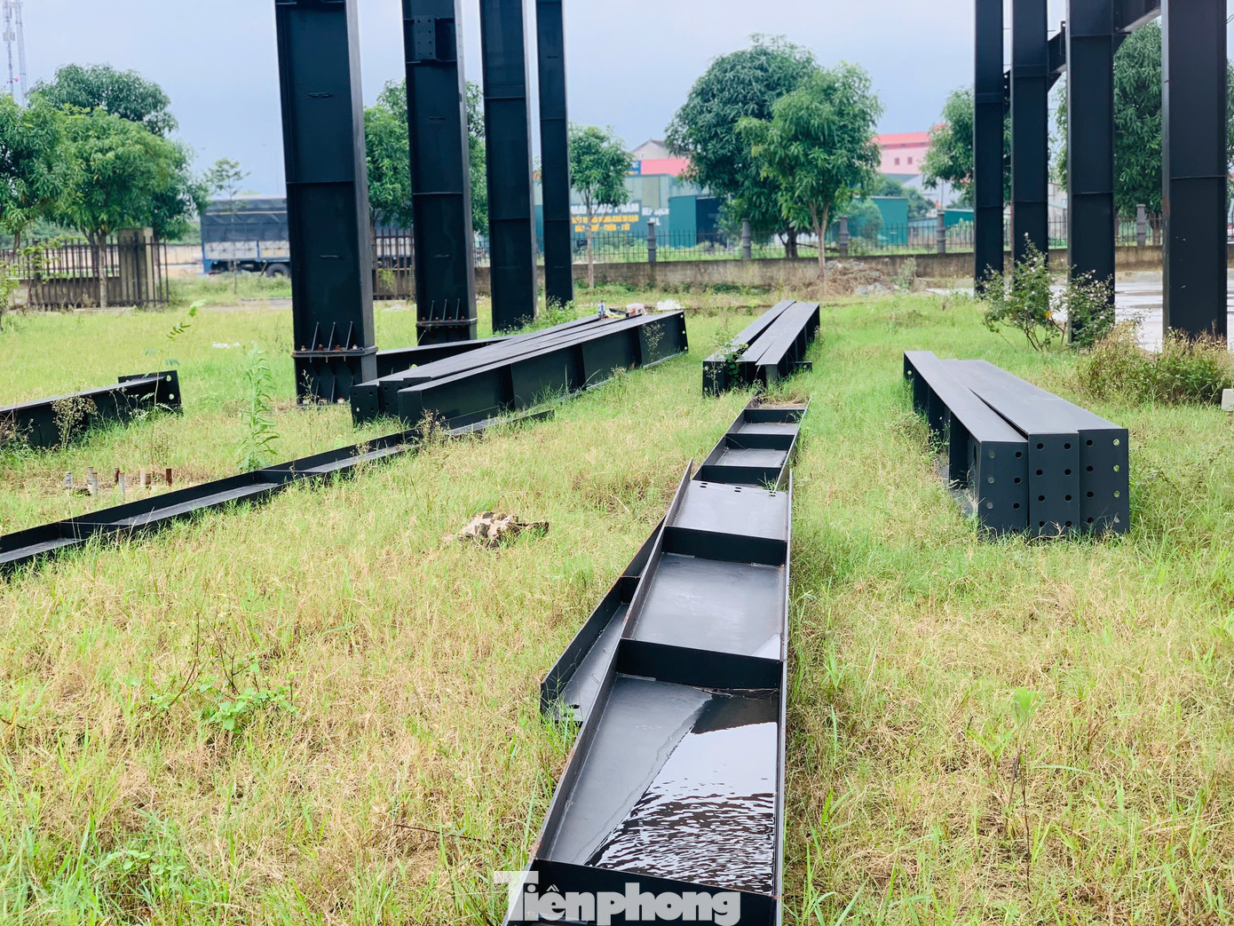 Liên quan đến dự án này, Sở Xây dựng Hà Tĩnh từng nhiều lần ra quyết định xử phạt. Cụ thể hiện tại chủ đầu tư bị xử phạt hành chính 7,5 triệu đồng với lỗi không có mốc giới tại thực địa, phạt 30 triệu đồng với lỗi tổ chức thi công sai nội dung giấy phép.