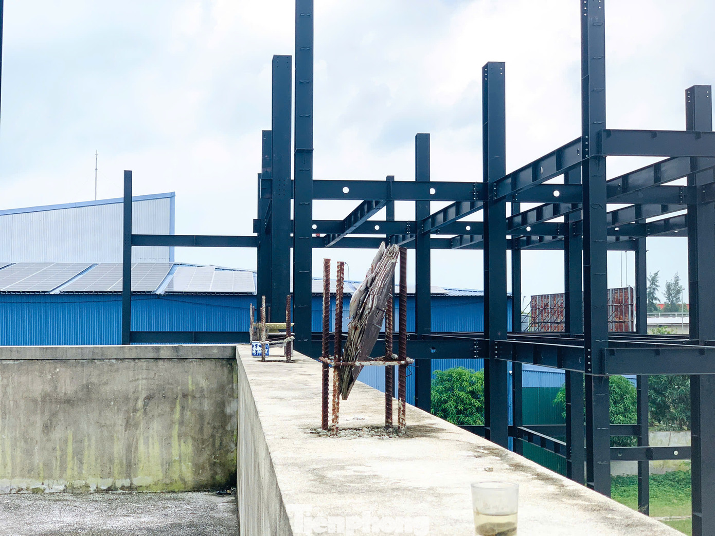 UBND thành phố Hà Tĩnh cũng xử phạt doanh nghiệp này 25 triệu đồng do có hành vi tổ chức thi công xây dựng biển hiệu, bảng quảng cáo vượt quá 20m2.