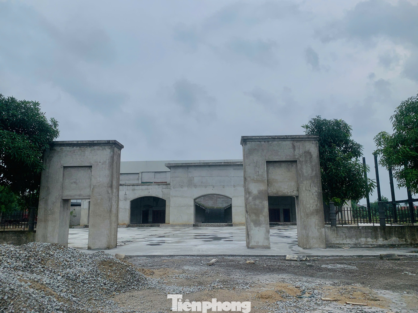 Quy mô dự án gồm tổ hợp khách sạn - thương mại - dịch vụ tổng hợp cao 9 tầng và 1 tầng hầm; xây dựng bể bơi và các hạng mục phụ trợ, hạ tầng kỹ thuật; trồng cây xanh, cây cảnh... Song đến nay các hạng mục trong dự án vẫn chưa được hoàn thiện. Hiện chủ đầu tư mới chỉ xây dựng được phần thô rồi bỏ hoang, để lại khu đất nhếch nhác giữa lòng đô thị.