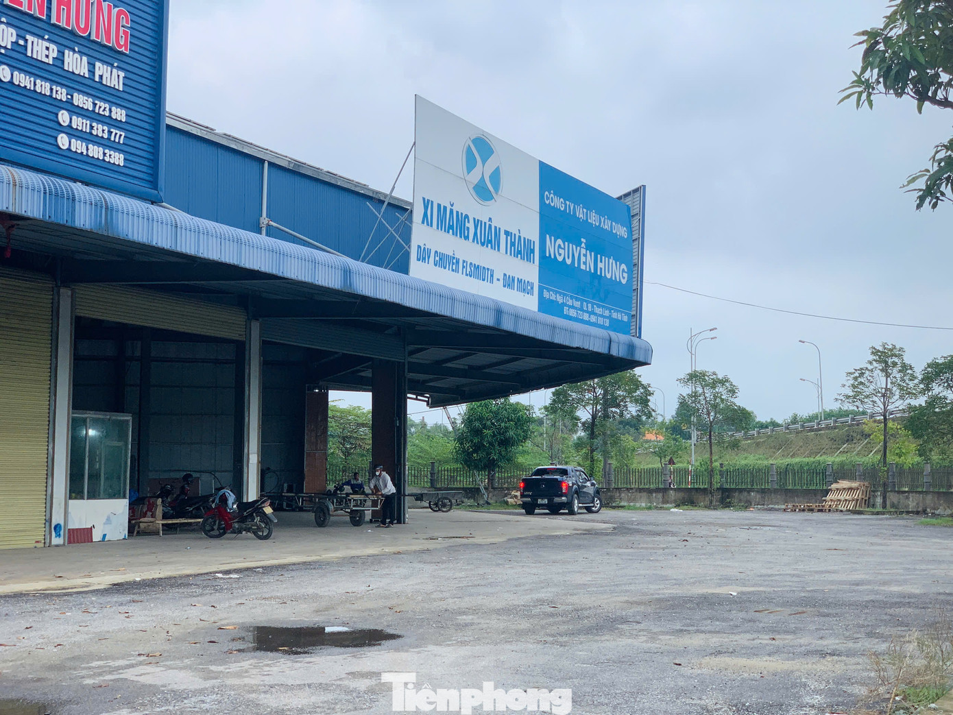 Cụ thể, Tổ hợp Khách sạn - Thương mại, dịch vụ tổng hợp Nguyễn Hưng được tỉnh Hà Tĩnh phê duyệt chủ trương đầu tư khu thương mại 1 tầng xây dựng trên diện tích 1.457m2 để cho thuê kinh doanh buôn bán hàng tiêu dùng, phục vụ nhân dân cửa ngõ phía Tây TP Hà Tĩnh và các vùng lân cận. Tuy nhiên, nhà đầu tư đang sử dụng phần diện tích này làm nhà xưởng gia công cơ khí và kinh doanh vật liệu xây dựng (sắt, thép).