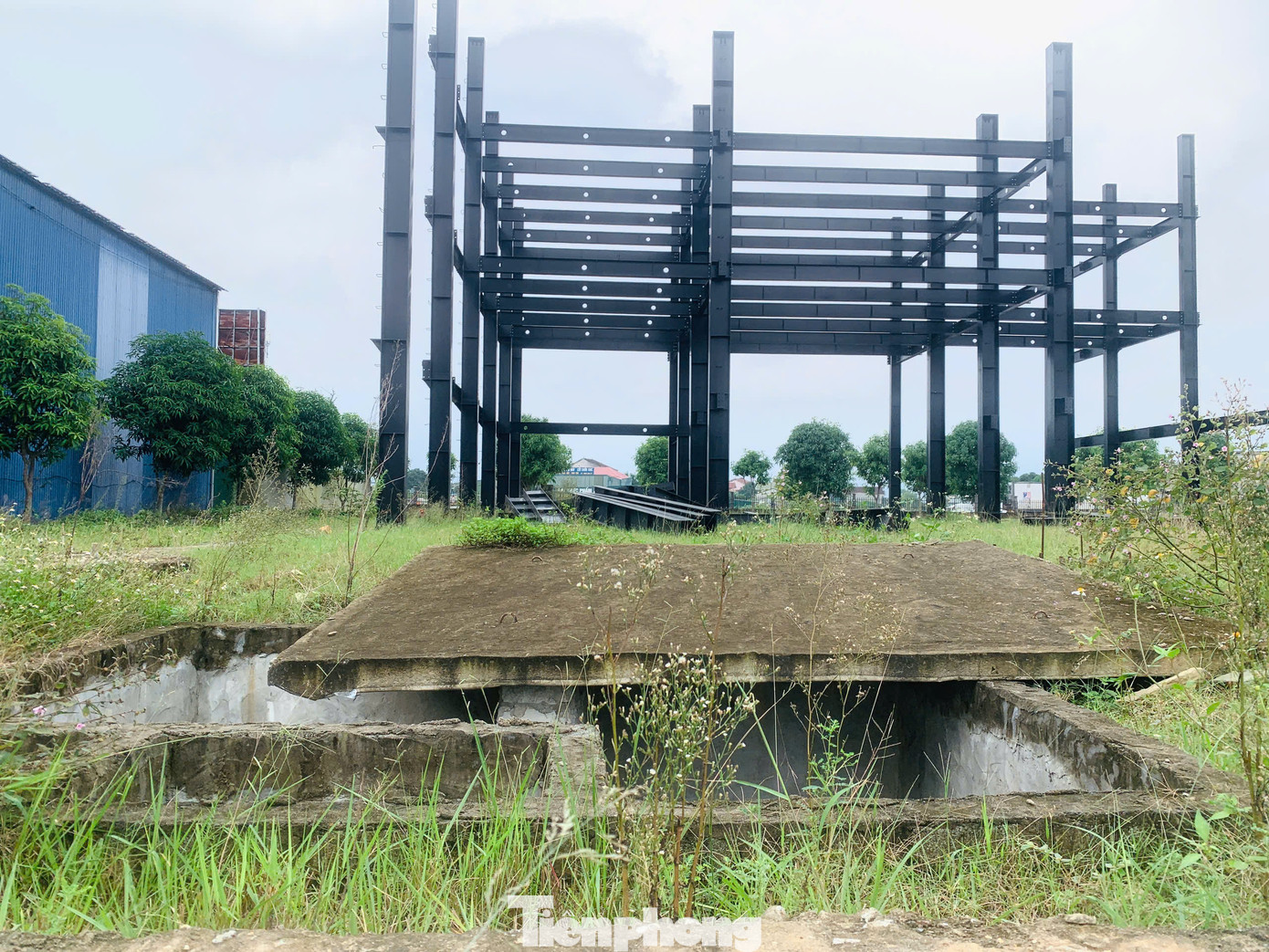 Liên quan đến dự án này, Sở Xây dựng Hà Tĩnh từng nhiều lần ra quyết định xử phạt. Cụ thể hiện tại chủ đầu tư bị xử phạt hành chính 7,5 triệu đồng với lỗi không có mốc giới tại thực địa, phạt 30 triệu đồng với lỗi tổ chức thi công sai nội dung giấy phép.