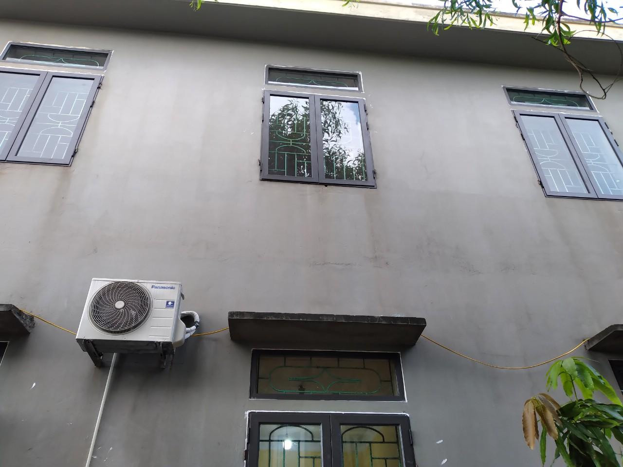 Những bộ cửa của Trạm Y tế xã Mai Phụ được thay mới sau khi được Quỹ Tầm vóc Việt, Tập đoàn TH, Ngân hàng Bắc Á, Báo Tiền Phong hỗ trợ.