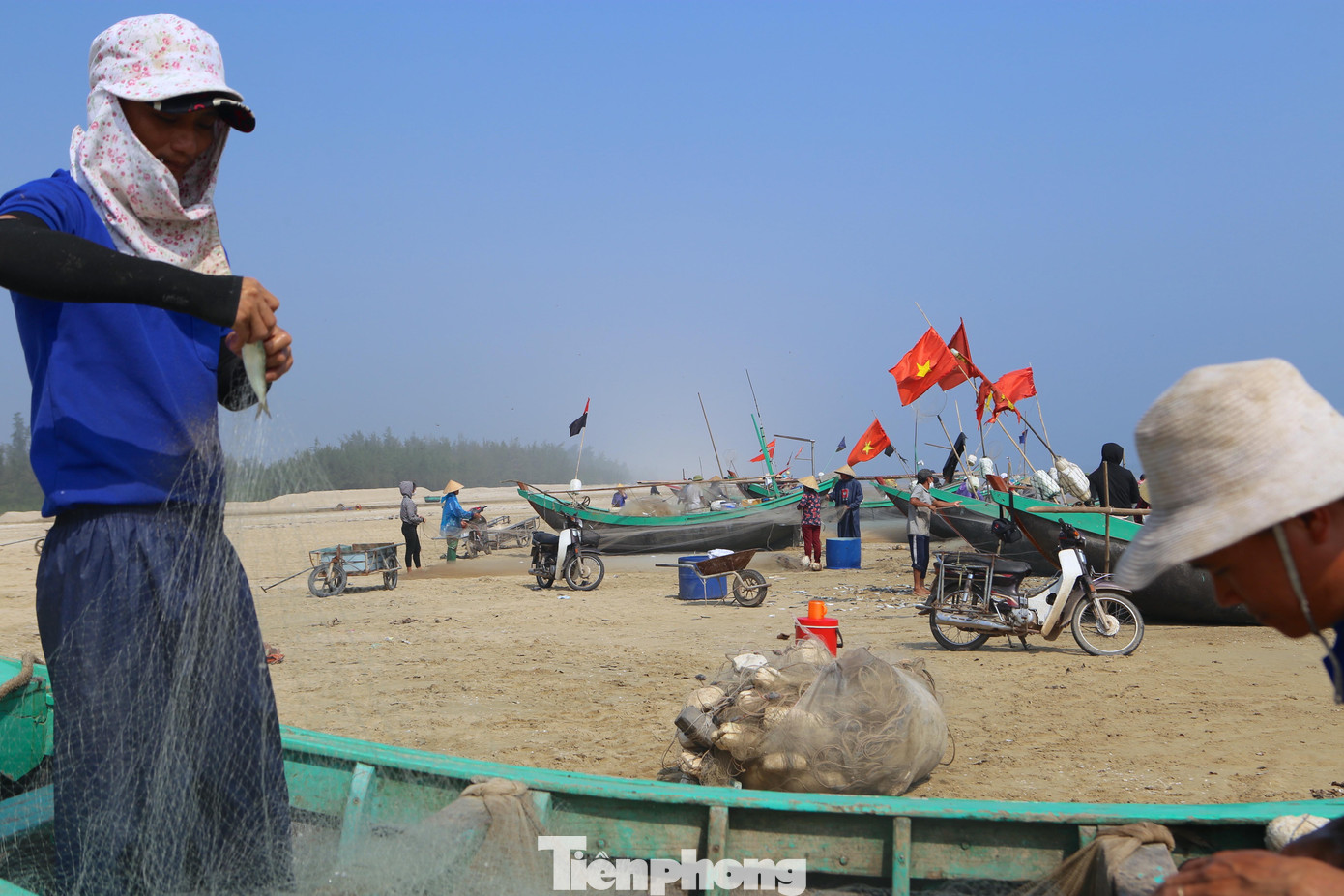 Tranh thủ thời tiết nắng ráo, những ngày này ngư dân xã Thạch Văn, huyện Thạch Hà (Hà Tĩnh) ra khơi đánh bắt cá trích từ khoảng 3-5 hải lý. Ngư dân ra khơi từ khoảng 4-5h sáng, đến khoảng 9h cùng ngày sẽ di chuyển thuyền đưa lưới vào bờ. Tranh thủ thời tiết nắng ráo, những ngày này ngư dân xã Thạch Văn, huyện Thạch Hà (Hà Tĩnh) ra khơi đánh bắt cá trích từ khoảng 3-5 hải lý. Ngư dân ra khơi từ khoảng 4-5h sáng, đến khoảng 9h cùng ngày sẽ di chuyển thuyền đưa lưới vào bờ.