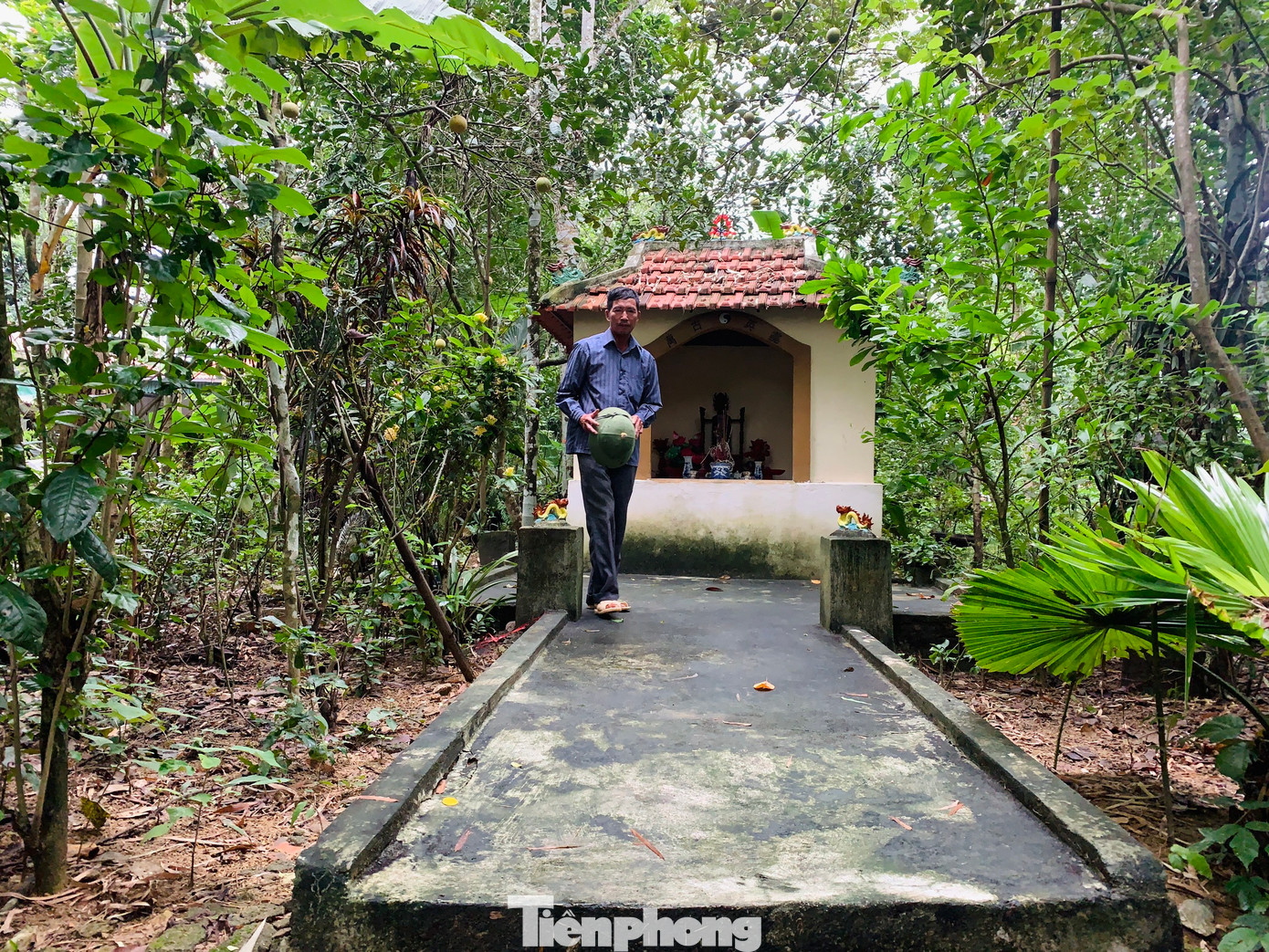 Ngôi đền Nhà Ông đã bị di dời, vì sợ đền thờ bị lãng quên, ông Xất đang xây một ngôi nhà để thờ Đức Bản Cảnh Thành Hoàng trong phần đất của gia đình.