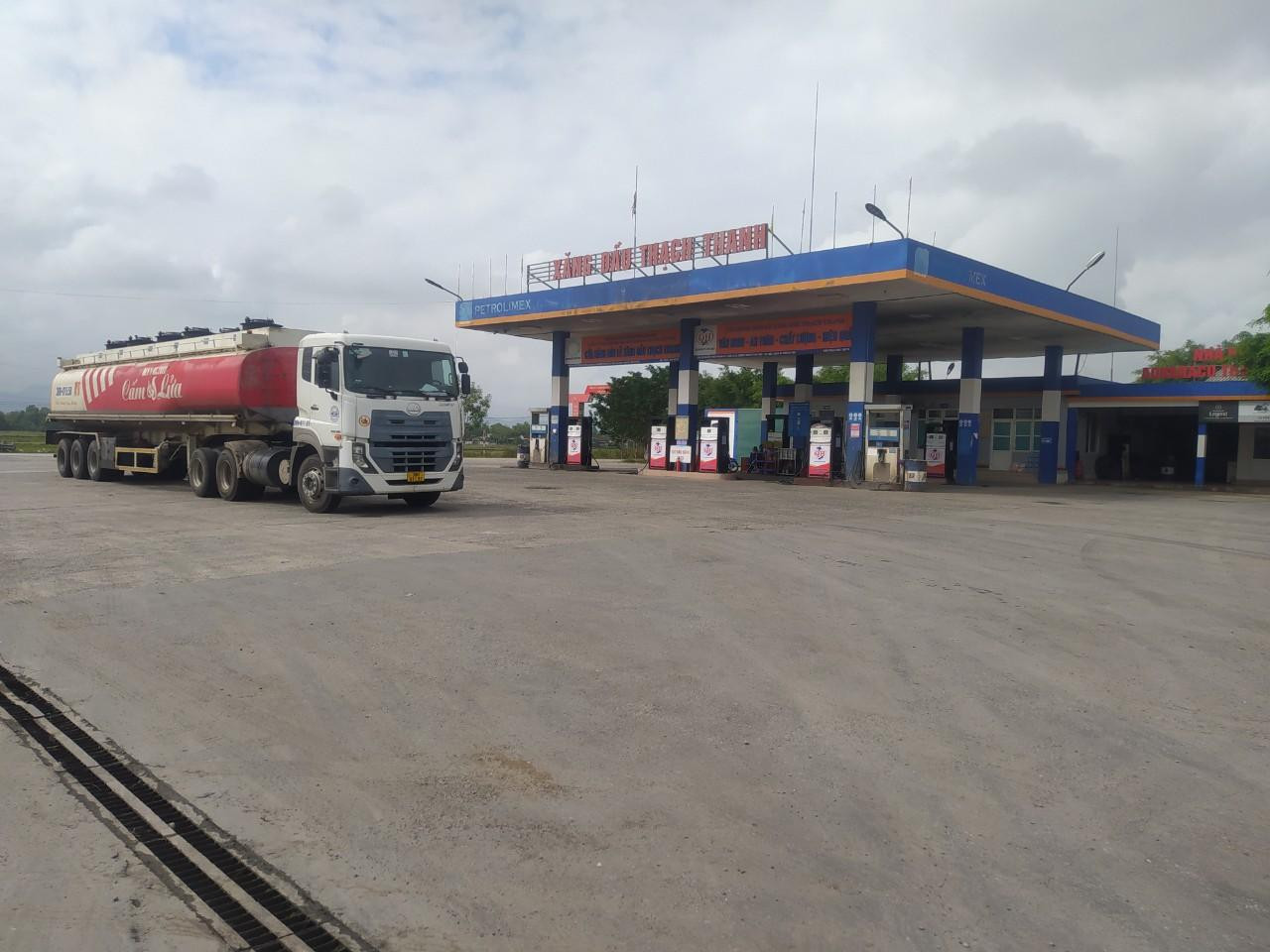 Nhiều cửa hàng tại Hà Tĩnh thông báo xăng dầu hết, không còn để bán. Nhiều cửa hàng tại Hà Tĩnh thông báo xăng dầu hết, không còn để bán.