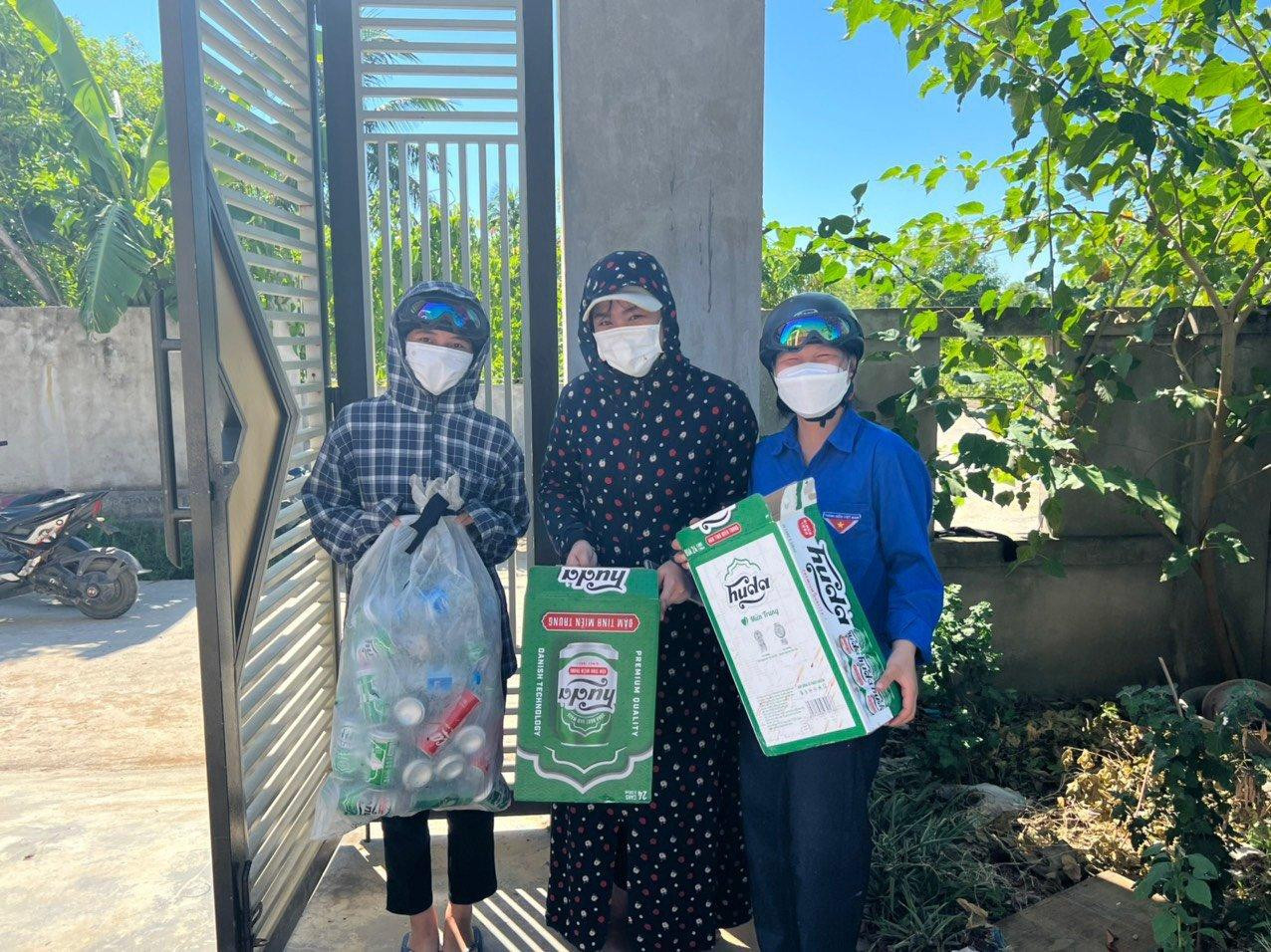 Lực lượng đoàn viên thanh niên huyện Thạch Hà cùng thu gom rác thải để gây quỹ cho trẻ em nghèo. Lực lượng đoàn viên thanh niên huyện Thạch Hà cùng thu gom rác thải để gây quỹ cho trẻ em nghèo.