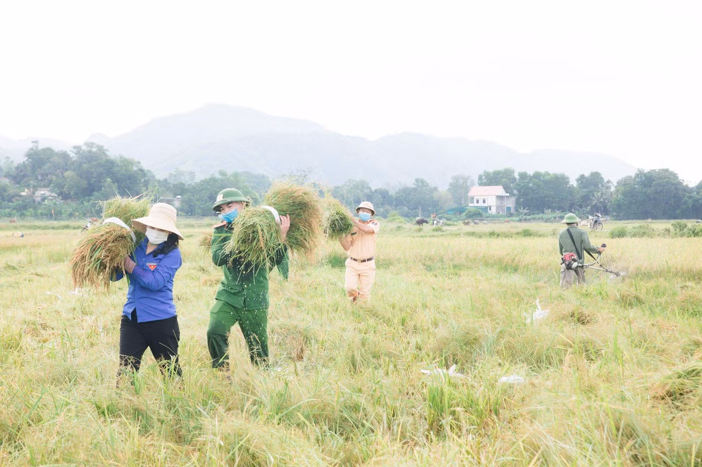 Với phương châm “xanh nhà hơn già đồng”, cùng sự giúp đỡ của các lực lượng công an, quân sự, đoàn thanh niên… đã giúp người dân, hạn chế tối đa thiệt hại do mưa lũ gây ra.