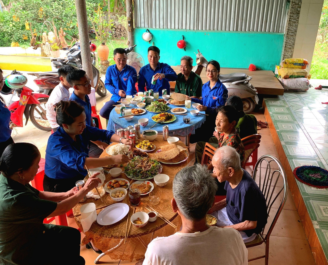 Các cựu chiến binh ôn lại kỷ niệm tham gia chiến dịch Điện Biên Phủ cùng chung bữa cơm với các bạn thanh niên. Tại đây, những cựu lính kể lại hồi ức hào hùng trong 56 ngày đêm tham gia chiến dịch Điện Biên Phủ.