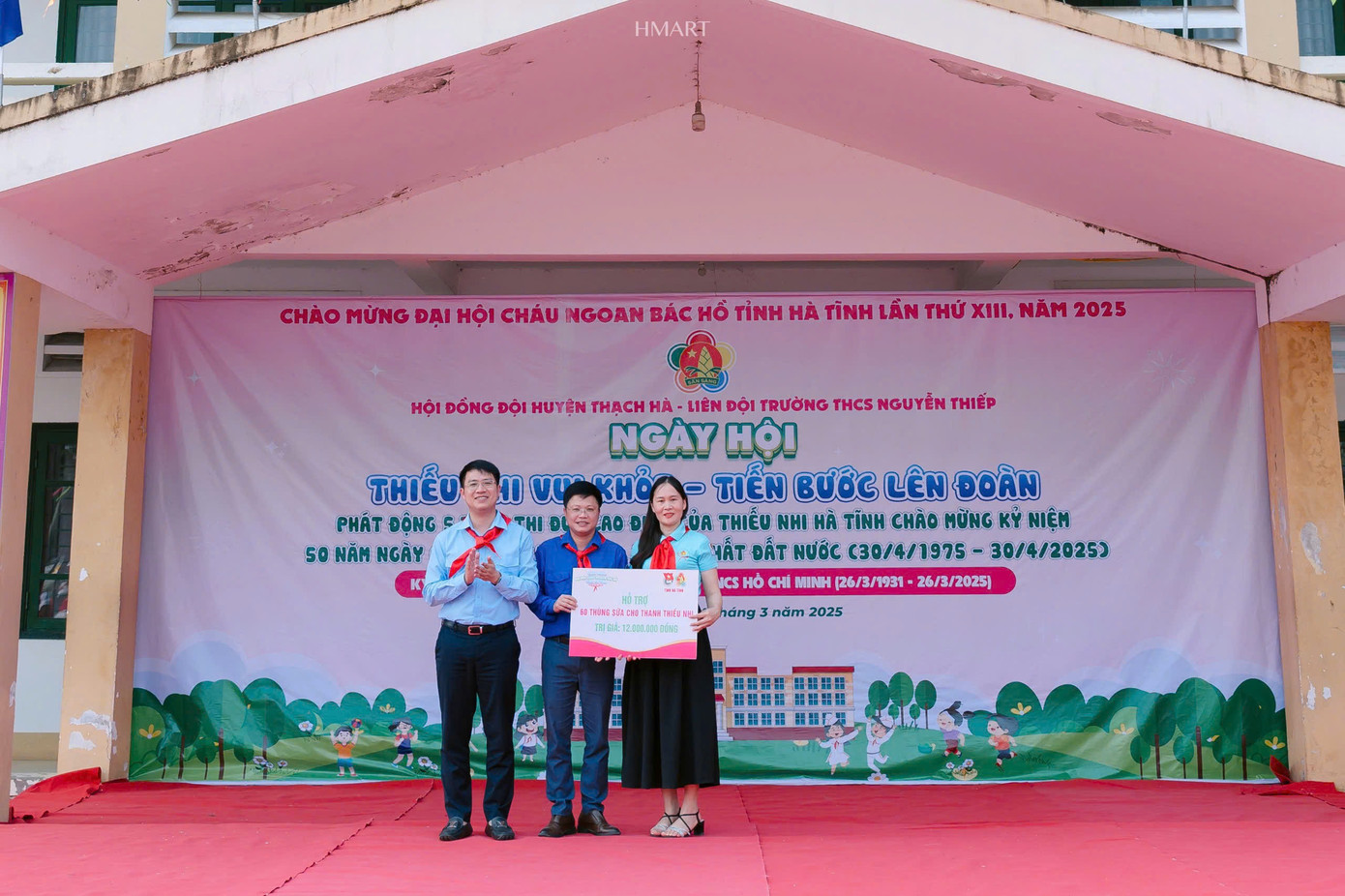 Anh Nguyễn Viết Hải Đăng - Phó Bí thư Tỉnh Đoàn, Chủ tịch Hội đồng Đội tỉnh Hà Tĩnh đã kết nối trao tặng 20 suất học bổng, 120 thùng sữa với tổng trị giá gần 50 triệu đồng tại trường Tiểu học Cẩm Lạc, huyện Cẩm Xuyên và Trường THCS Nguyễn Thiếp, huyện Thạch Hà.