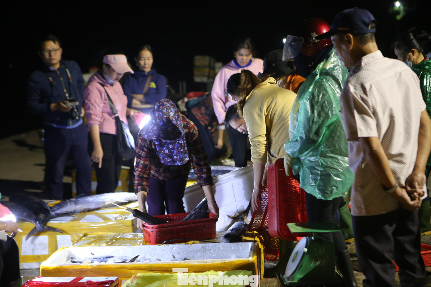 Cá được bán ở đây chủ yếu là cá thu, cá bớp, cá chim, tôm... Người dân đến chọn mua tuỳ theo số lượng và chất lượng, giá cả, nhưng hải sản phải đảm bảo tươi, ngon.