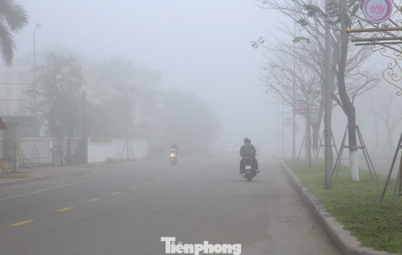 Sương mù giăng kín mọi nẻo đường tại thành phố Hà Tĩnh.