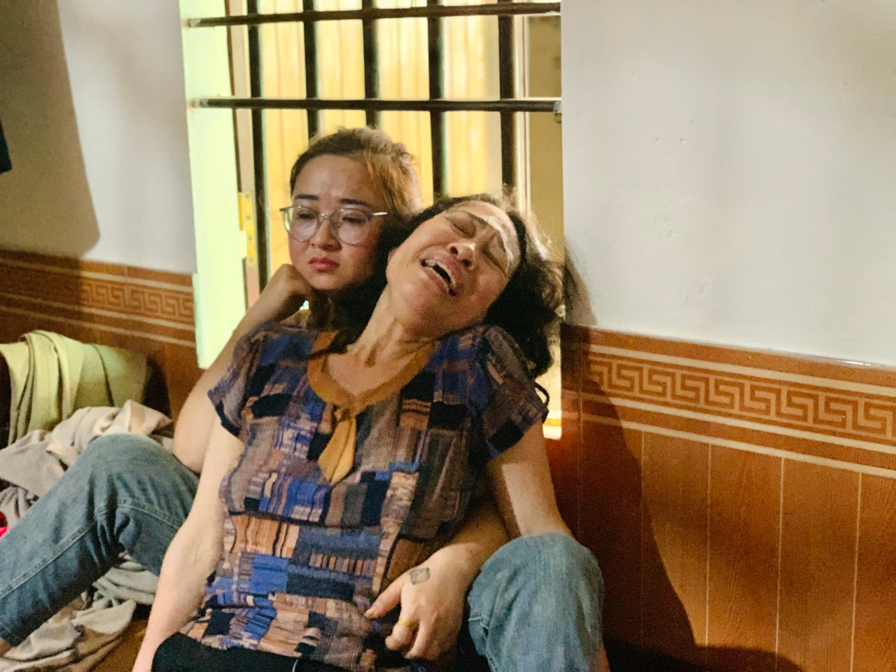 Bà Hoàng Thị Hồng Loan nghẹn ngào sau sự cố đám cháy cướp mất đi cô con gái hiếu thảo.