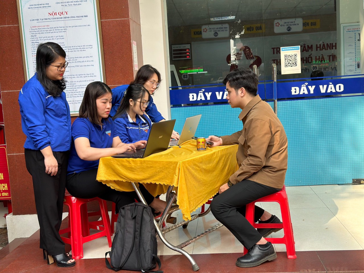 Bên cạnh đó, các đơn vị cũng hỗ trợ người dân thực hiện các dịch vụ công tại trung tâm hành chính công thành phố Hà Tĩnh.