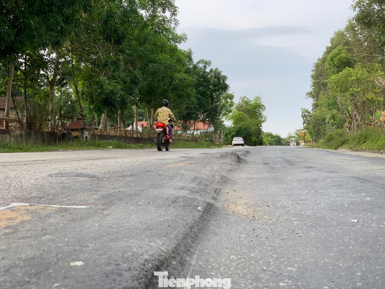 Các vệt lún kéo dài khoảng 500m có thể khiến xe bị lệch bánh, chênh vênh, gây hư hỏng xe và mất an toàn khi di chuyển với tốc độ nhanh.