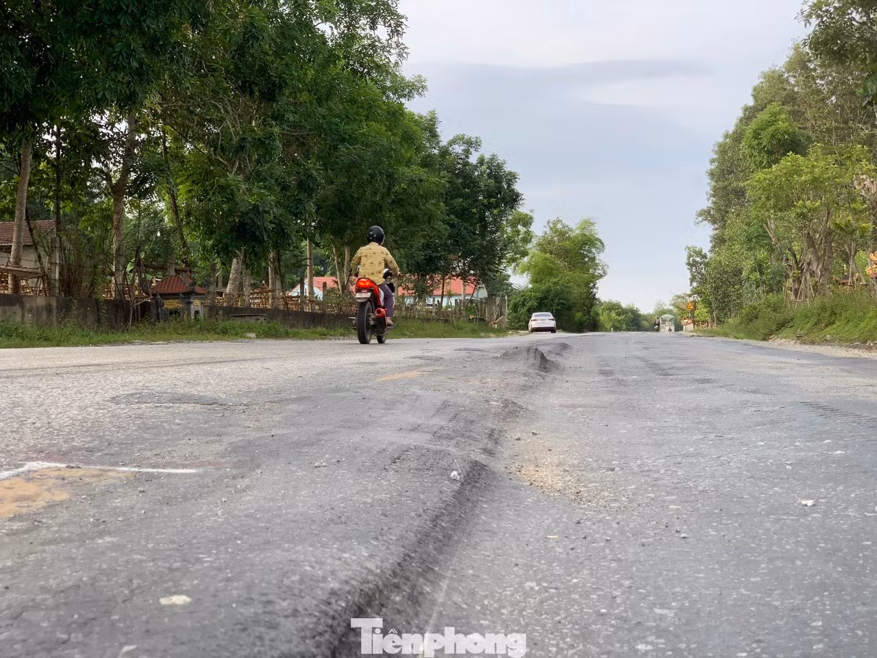 Các vệt lún kéo dài khoảng 500m có thể khiến xe bị lệch bánh, chênh vênh, gây hư hỏng xe và mất an toàn khi di chuyển với tốc độ nhanh.