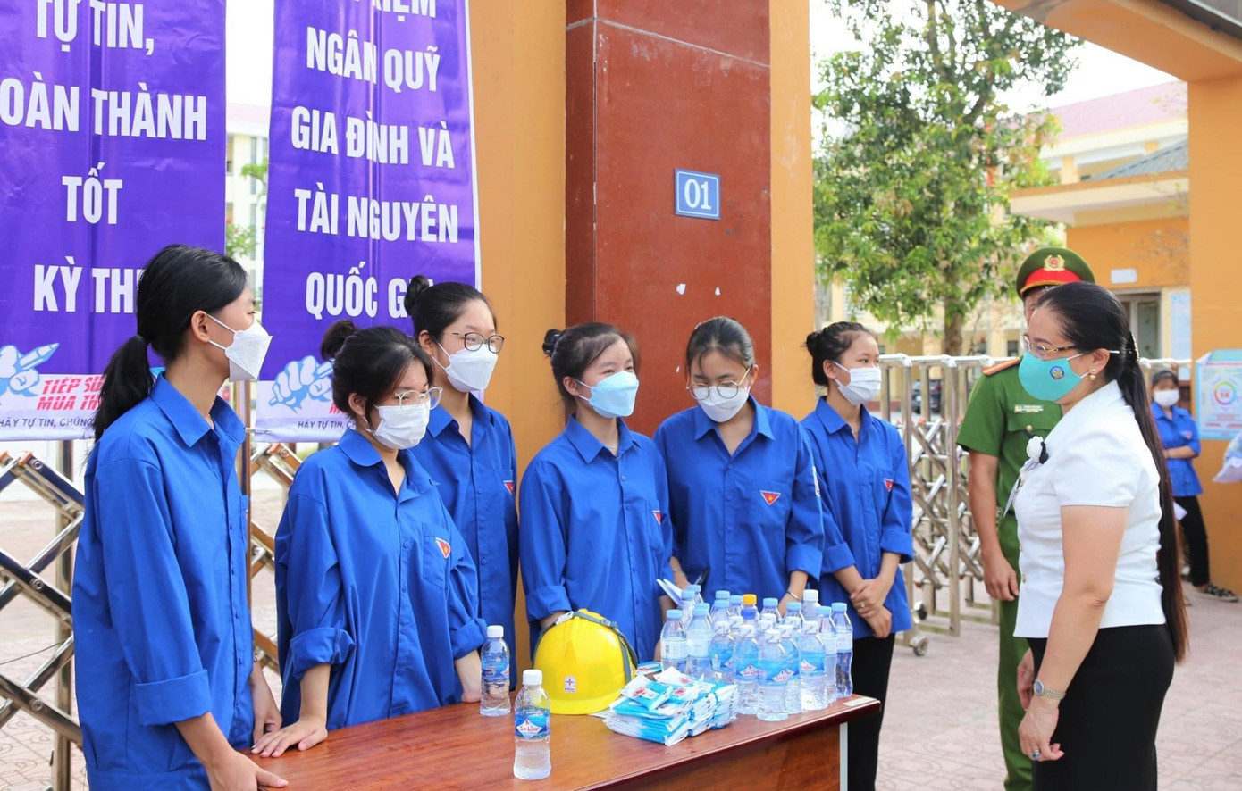 Sáng nay có hơn 900 đoàn viên thanh niên tình nguyện ở các điểm thi để hỗ trợ giúp đỡ các thí sinh. Sáng nay có hơn 900 đoàn viên thanh niên tình nguyện ở các điểm thi để hỗ trợ giúp đỡ các thí sinh.