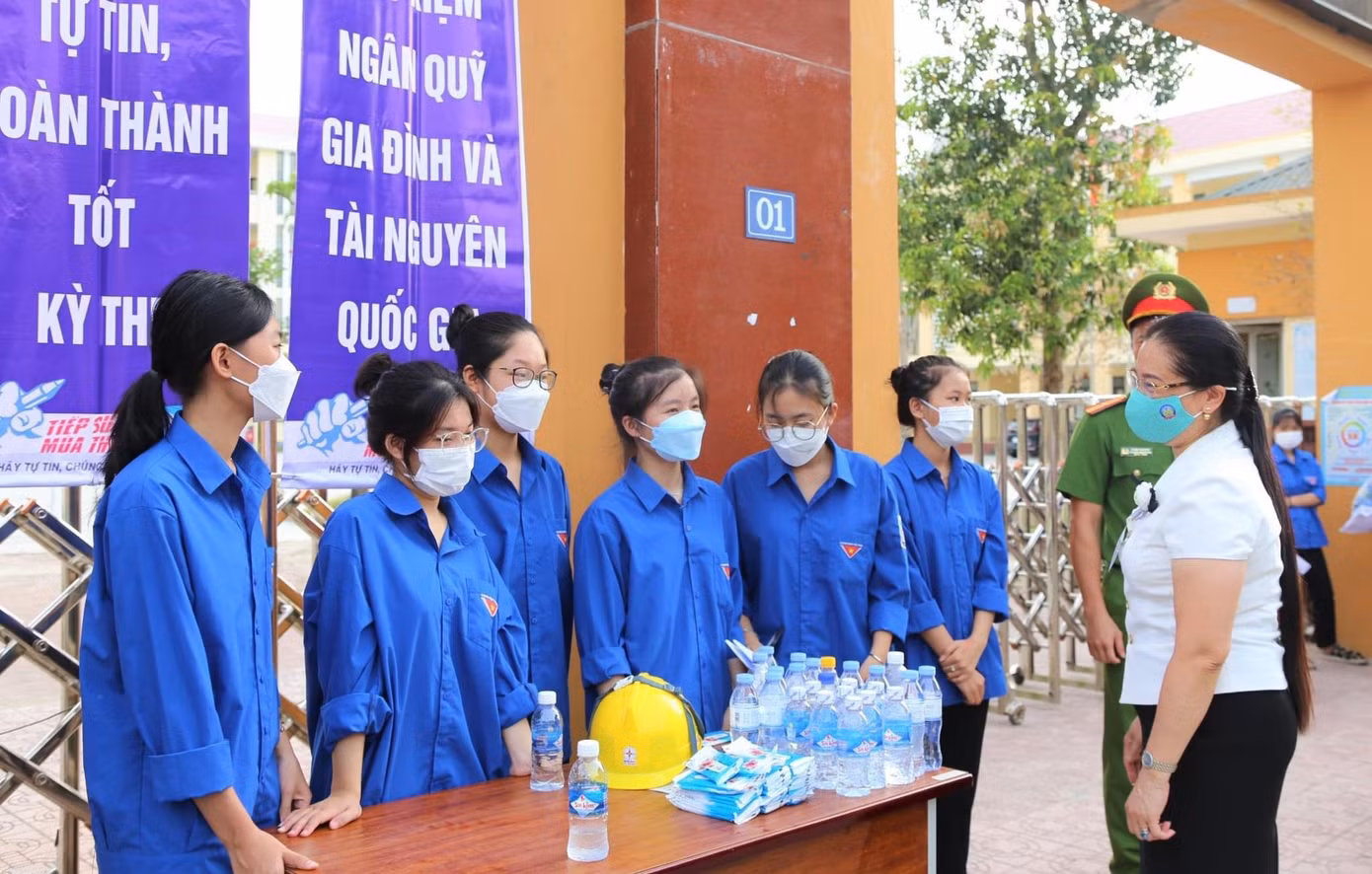 Sáng nay có hơn 900 đoàn viên thanh niên tình nguyện ở các điểm thi để hỗ trợ giúp đỡ các thí sinh.