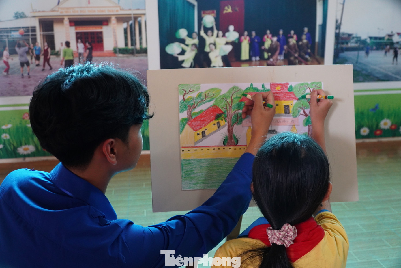 Trong không gian mát mẻ, thoáng đãng và yên tĩnh, các bạn nhỏ say sưa với những bức ảnh, cuốn sách hay các trò chơi dân gian được xây dựng trong "Ngôi nhà trí tuệ". Đây là nơi để các em nhỏ thoả mãn đam mê sáng tạo, là nơi để học tập, sân chơi bổ ích..