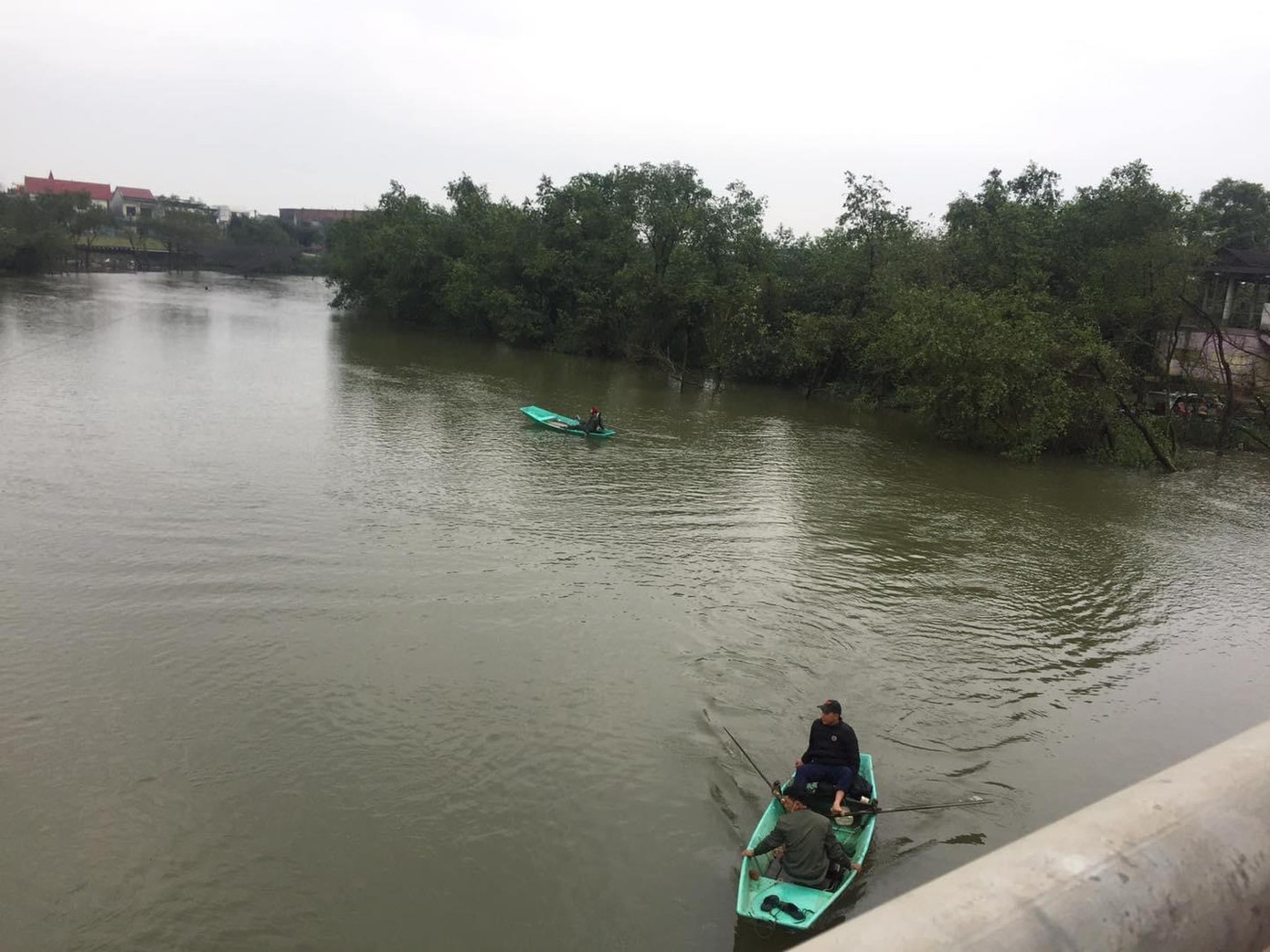 Tìm kiếm tung tích nạn nhân.