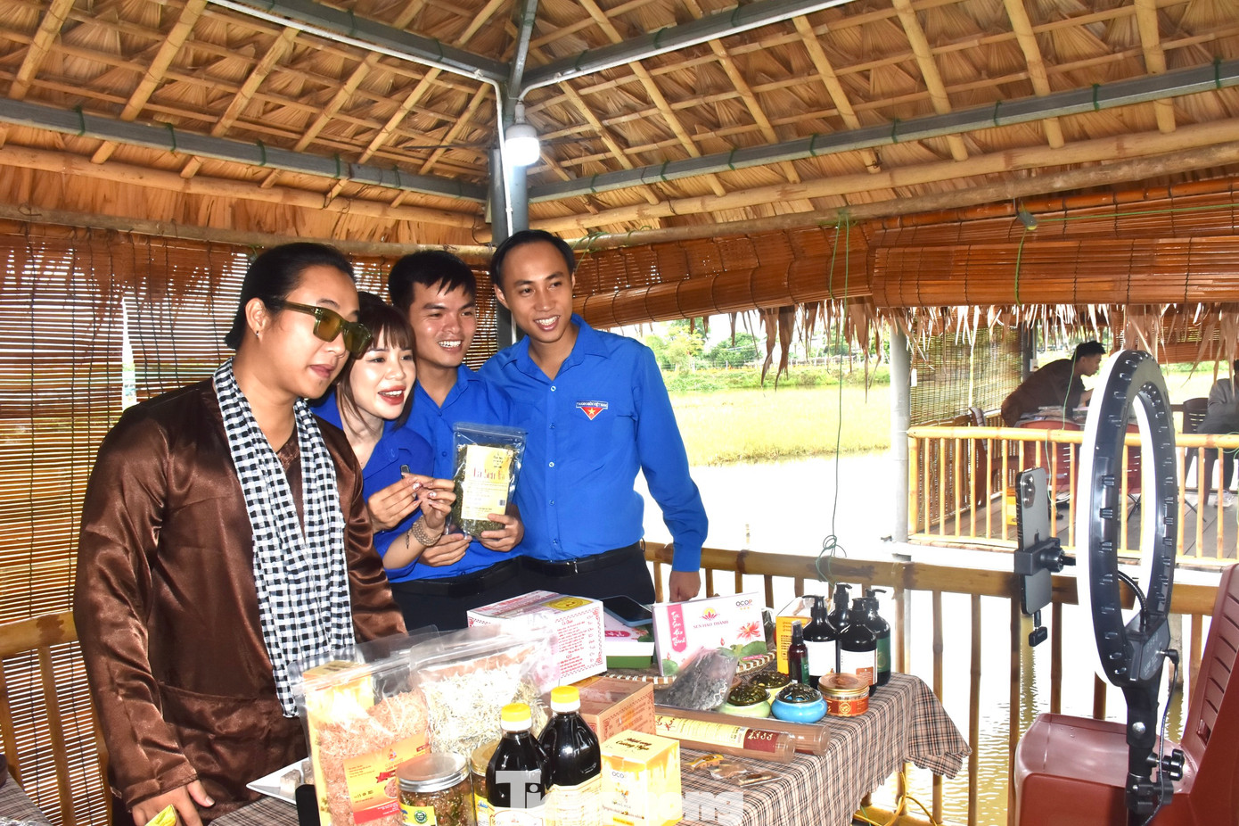 Cùng với quảng bá các sản phẩm OCOP Hà Tĩnh, các nhà sáng tạo nội dung số trên nền tảng TikTok đã hướng dẫn quy trình cụ thể, tăng cường kỹ năng bán hàng qua phương tiện số cho đoàn viên, chủ cơ sở sản xuất… Cùng với quảng bá các sản phẩm OCOP Hà Tĩnh, các nhà sáng tạo nội dung số trên nền tảng TikTok đã hướng dẫn quy trình cụ thể, tăng cường kỹ năng bán hàng qua phương tiện số cho đoàn viên, chủ cơ sở sản xuất…