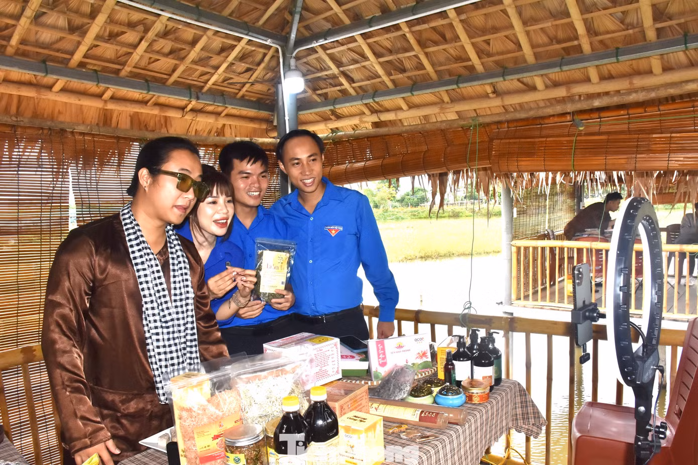 Cùng với quảng bá các sản phẩm OCOP Hà Tĩnh, các nhà sáng tạo nội dung số trên nền tảng TikTok đã hướng dẫn quy trình cụ thể, tăng cường kỹ năng bán hàng qua phương tiện số cho đoàn viên, chủ cơ sở sản xuất…