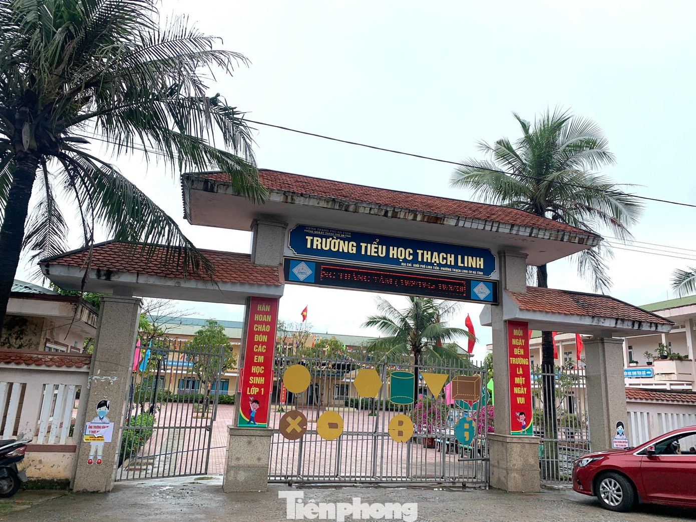 Trường Tiểu học Thạch Linh vận động tiền mua bàn ghế, bảng, tủ đựng tài liệu cho học sinh và giáo viên.