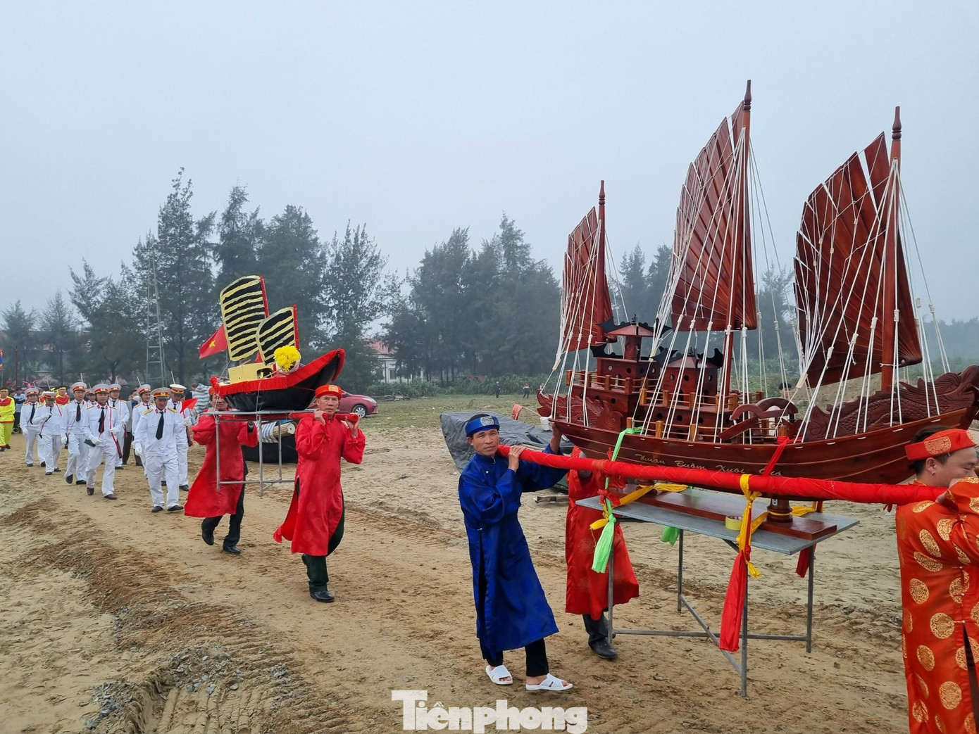 Người dân cùng tập trung tổ chức rước thần ngư ra biển để cầu cho năm mới mưa thuận gió hòa, mùa biển bội thu. Người dân cùng tập trung tổ chức rước thần ngư ra biển để cầu cho năm mới mưa thuận gió hòa, mùa biển bội thu.