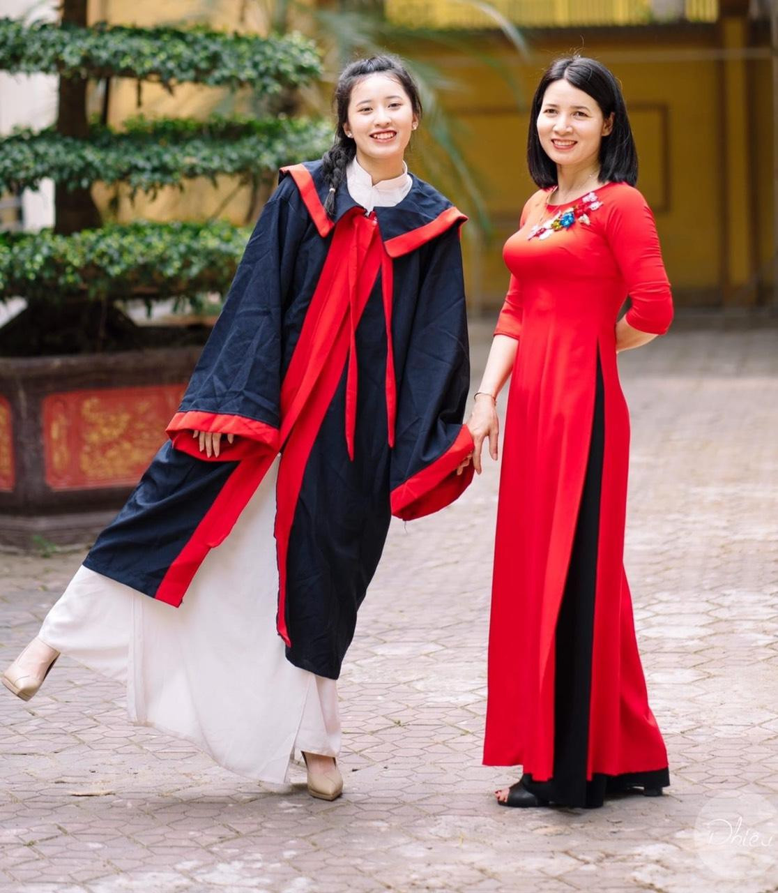 Linh chụp ảnh cùng mẹ (Ảnh NVCC). Linh chụp ảnh cùng mẹ (Ảnh NVCC).