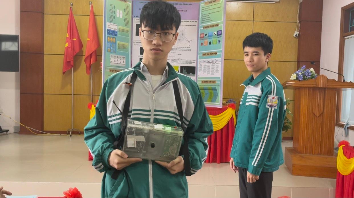 Em Bình An và em Minh Đức cùng thiết bị thông minh hỗ trợ người khiếm thị.