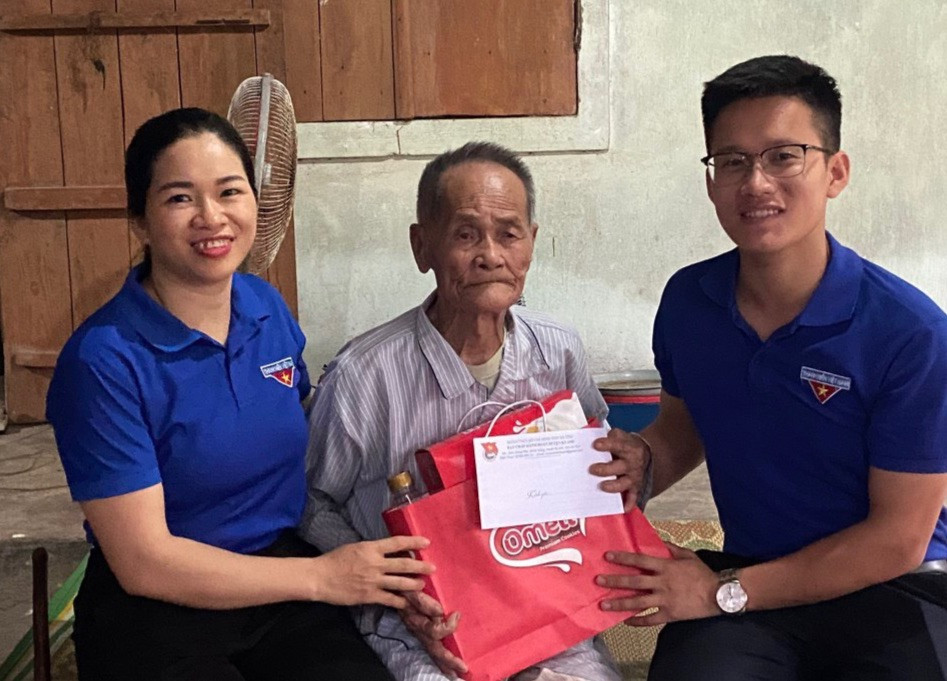 Trong không khí hào hùng lịch sử, cả nước hướng tới Kỷ niệm 70 năm Chiến thắng Điện Biên Phủ, tuổi trẻ huyện Kỳ Anh (Hà Tĩnh) triển khai đa dạng các hoạt động như thăm hỏi, tặng quà, nấu bữa cơm ân tình cho gia đình chiến sĩ Điện Biên.