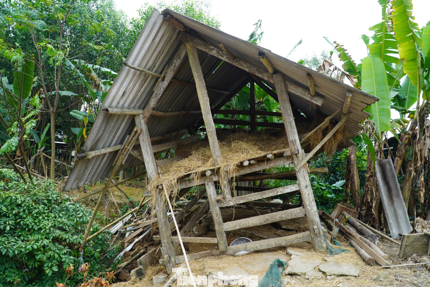 Ghi nhận tại đây, sau hơn 1 tháng kể từ khi xảy ra vụ việc, đến nay nguyên nhân chưa thể xác định, hiện trường còn ngổn ngang, dân sống trong cảnh bất an.