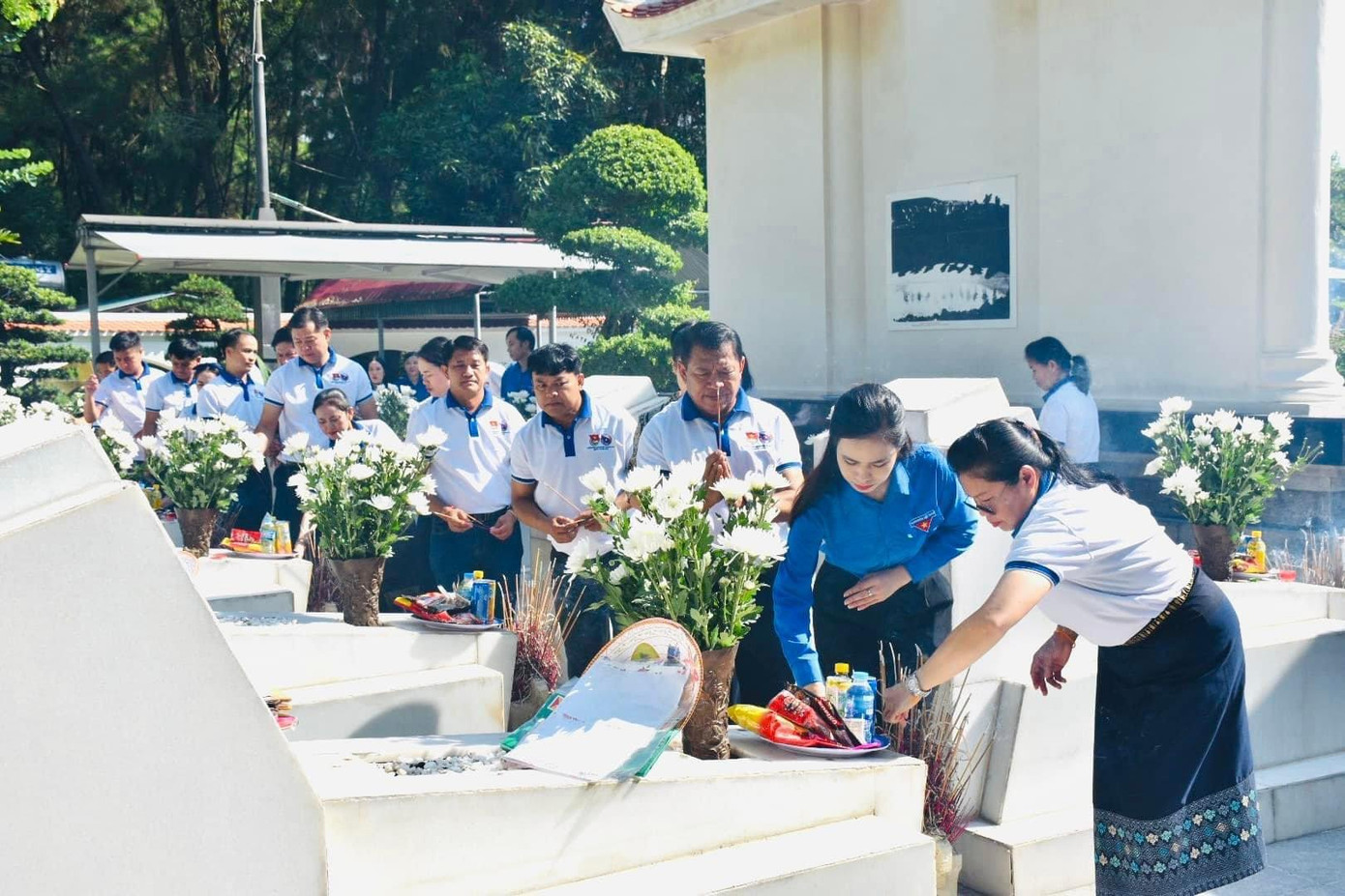 Dâng hương tại khu mộ 10 nữ thanh niên xung phong. Dâng hương tại khu mộ 10 nữ thanh niên xung phong.