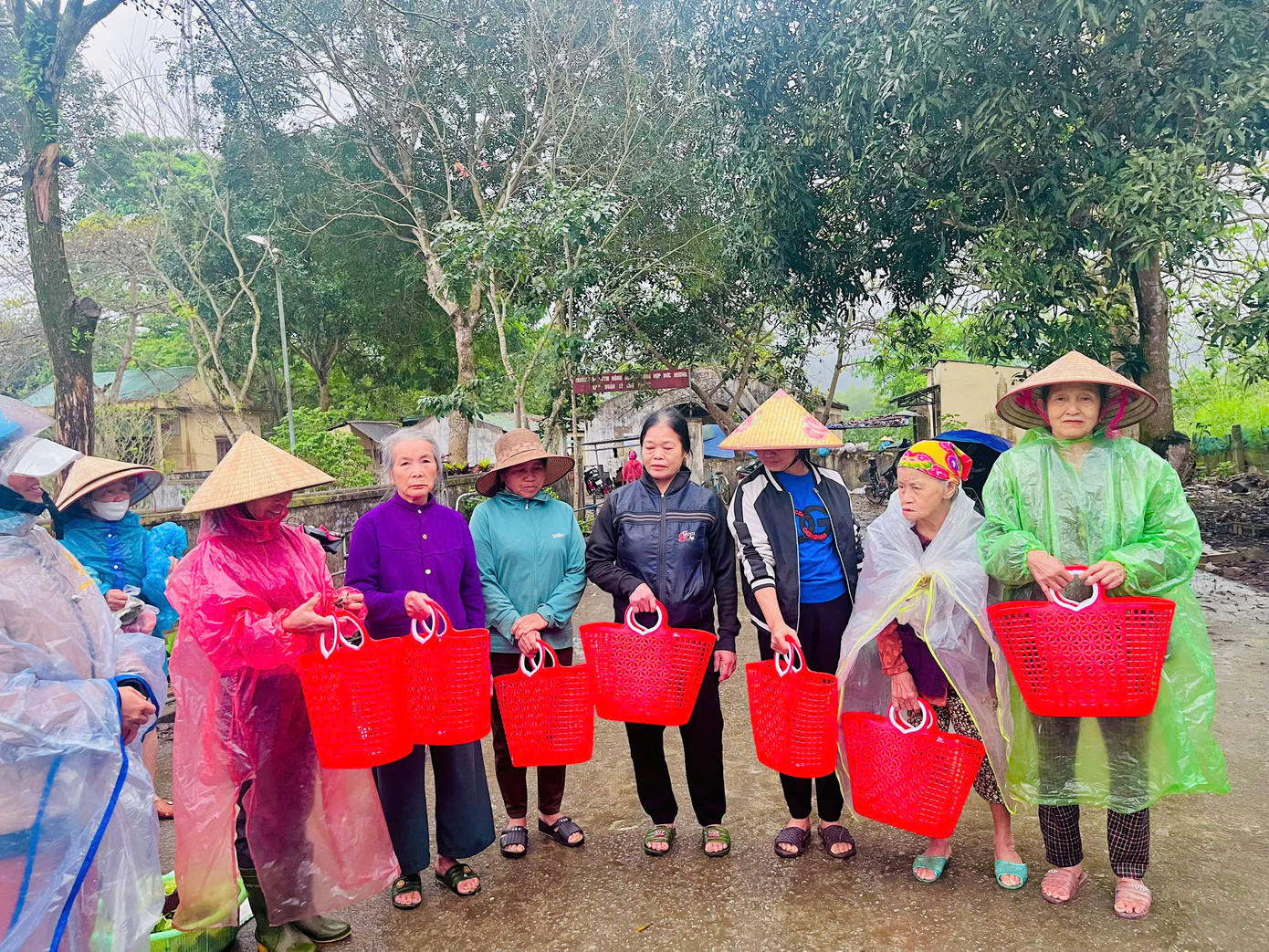 Tại huyện Vũ Quang cũng tổ chức tuyên truyền hạn chế sử dụng túi nilon, trao tặng làn nhựa đi chợ, giảm thiểu rác thải không tái chế tại điểm chợ trên địa bàn xã Đức Hương.