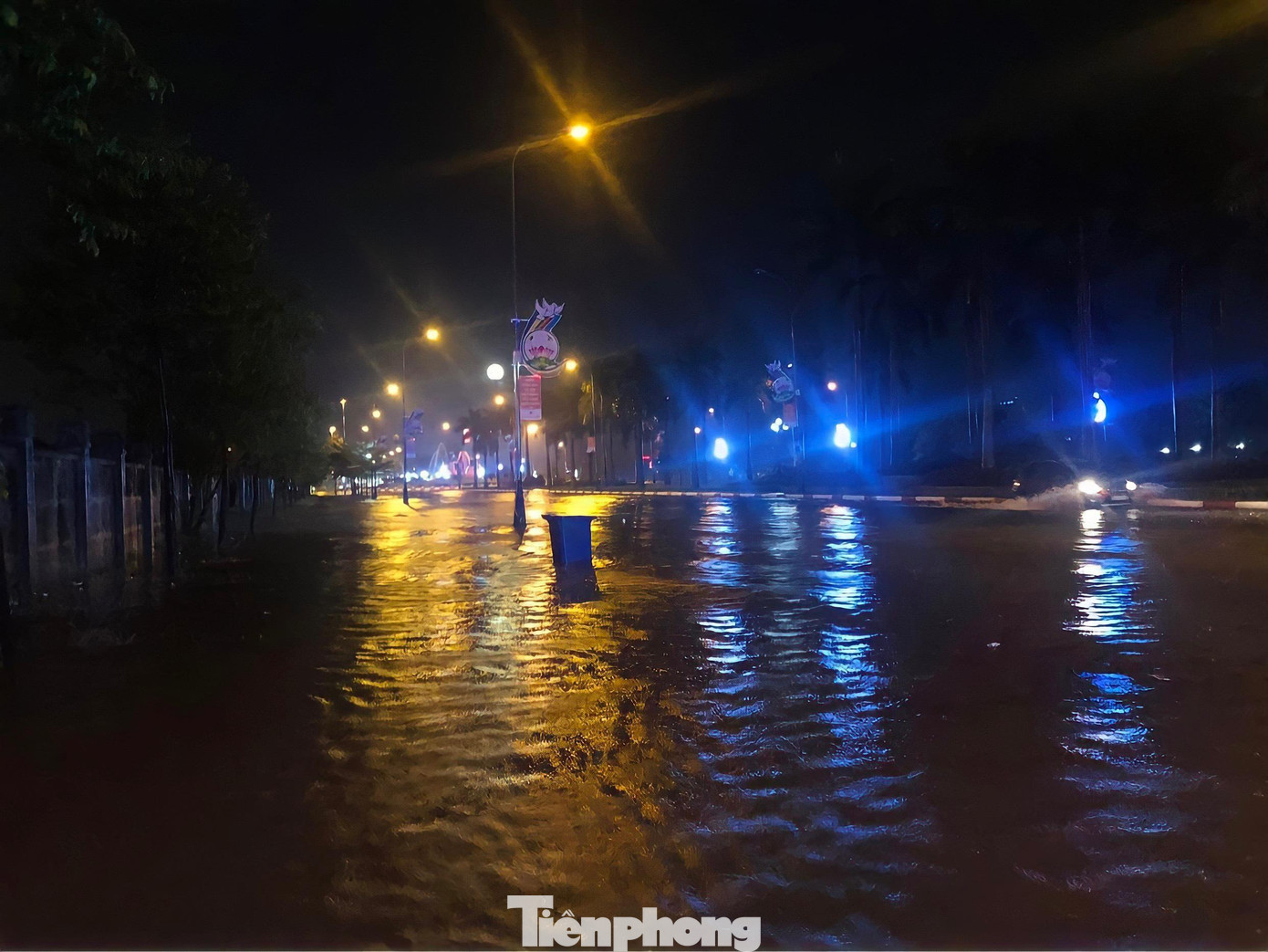 Cả tuyến phố vốn náo nhiệt nay không bóng người qua lại, khu vực đường Xô Viết Nghệ Tĩnh ngập khoảng 20-30cm. Nước ngập tràn lên khu vực vỉa hè. Cả tuyến phố vốn náo nhiệt nay không bóng người qua lại, khu vực đường Xô Viết Nghệ Tĩnh ngập khoảng 20-30cm. Nước ngập tràn lên khu vực vỉa hè.