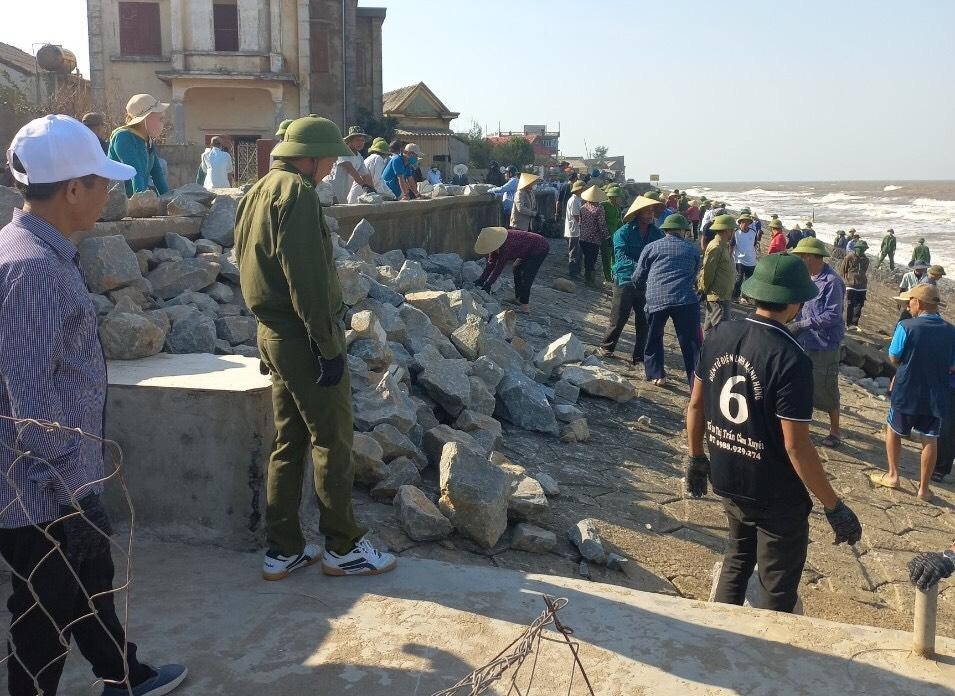 Hàng trăm người được huy động để gia cố kè biển.