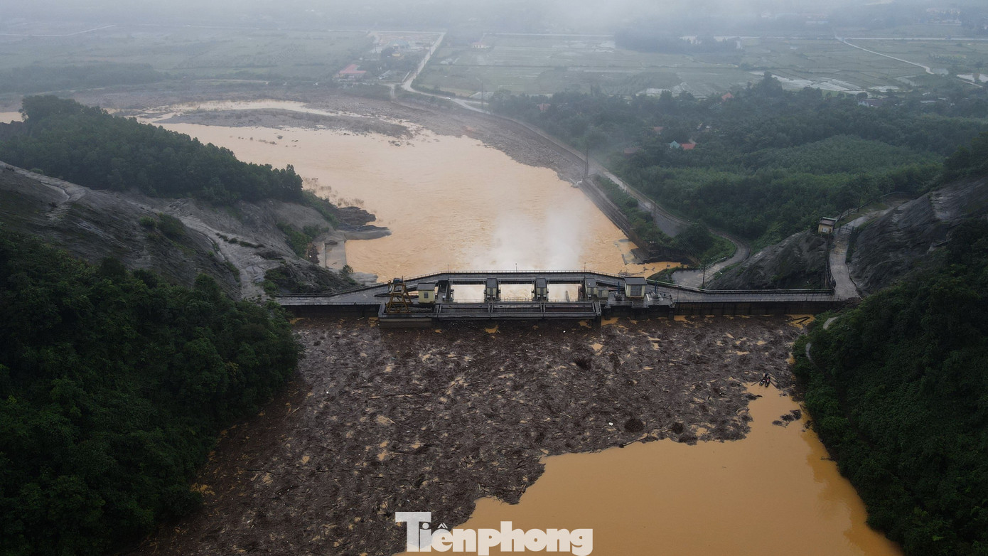 Thuỷ điện Hố Hô nằm ngay ở cuối của sườn núi, trước khi sông Ngàn Sâu đổ xuống đồng bằng. Nhà máy có dung tích khoảng 38 triệu m³.