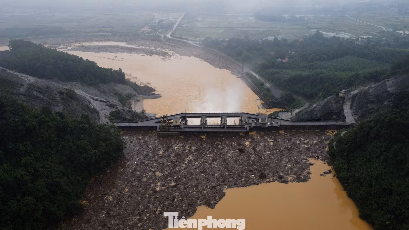 Thuỷ điện Hố Hô nằm ngay ở cuối của sườn núi, trước khi sông Ngàn Sâu đổ xuống đồng bằng. Nhà máy có dung tích khoảng 38 triệu m³.