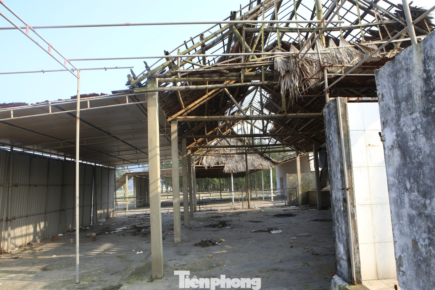 Ghi nhận của Tiền Phong vào ngày 19/3, dọc bờ biển Xuân Hải có một số quán nước vỉa hè đã mở, tuy nhiên các nhà hàng bán hải sản vẫn đang đóng cửa.