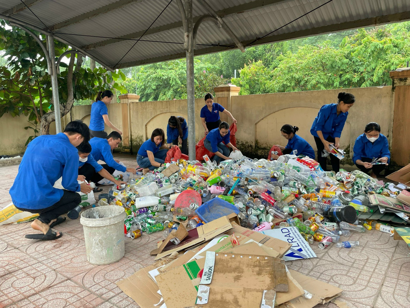 Các hoạt động thu gom ve chai tình thương được các đoàn viên triển khai sôi nổi trong ngày.