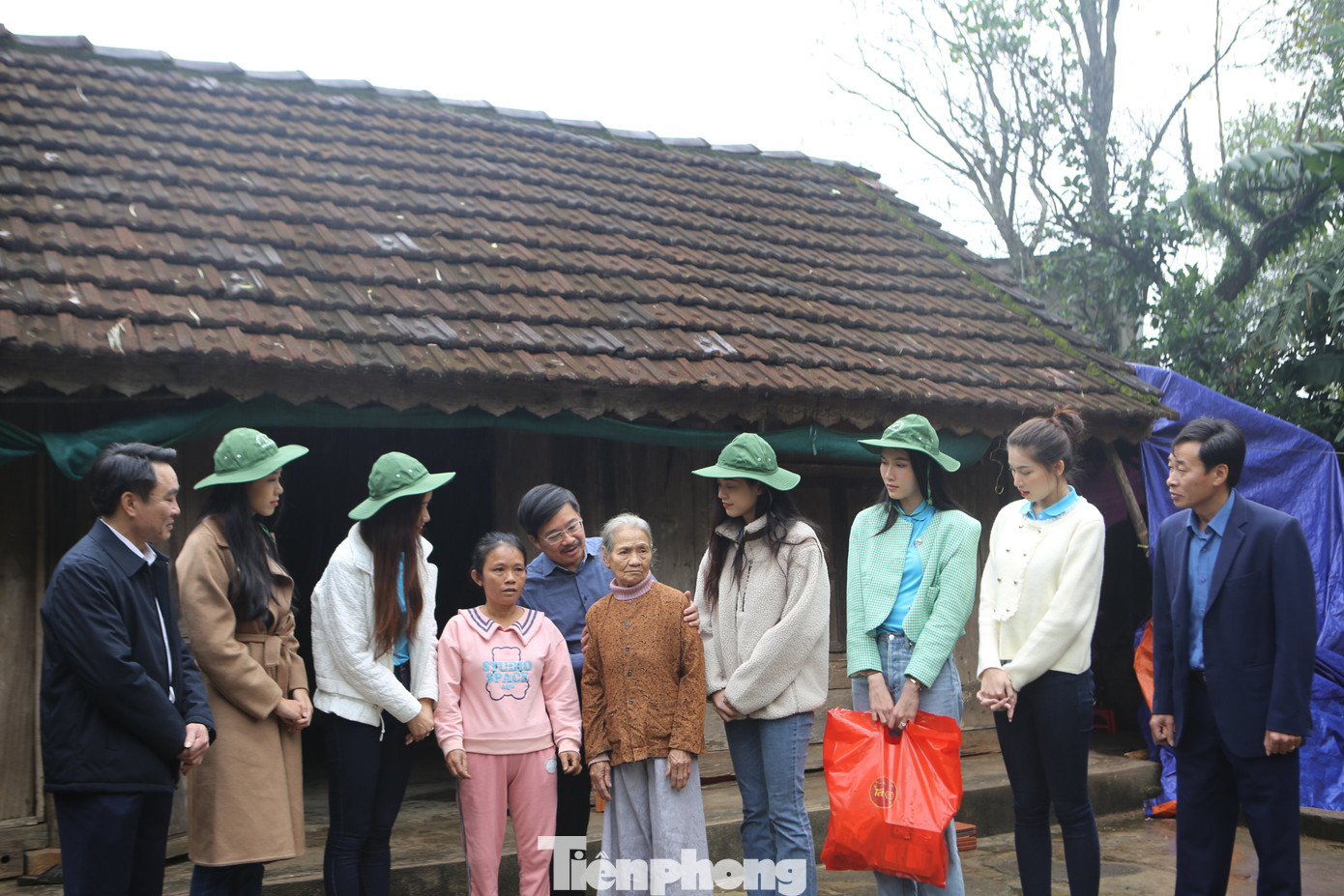 Các á hậu cùng Ban tổ chức cuộc thi Hoa hậu Việt Nam năm 2022 và lãnh đạo địa phương đến thăm và trao quà cho bà Hồ Thị Lan (trú tại thôn Tân Thắng, xã Kỳ Tân, huyện Kỳ Anh).