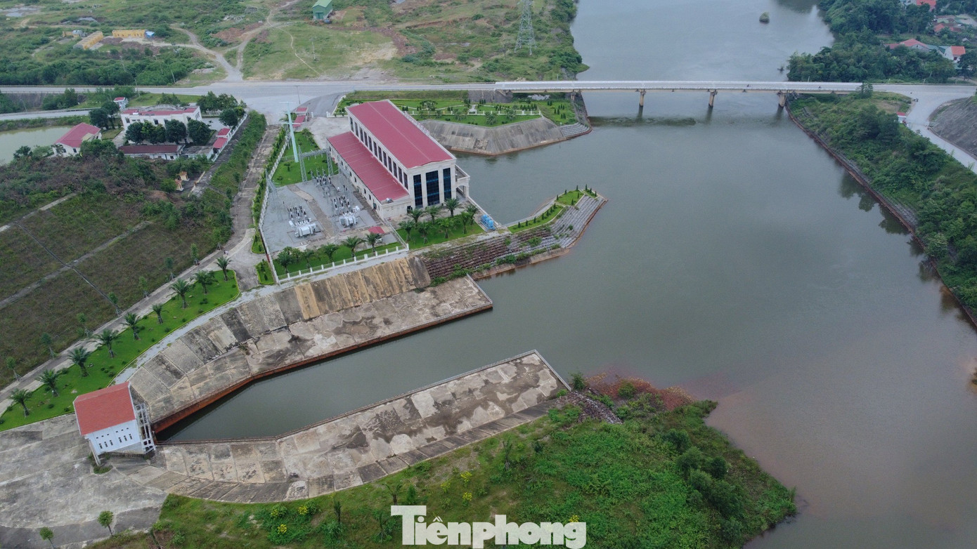 Công trình thuỷ lợi Ngàn Trươi - Cẩm Trang và hệ thống đường giao thông bê tông đi kèm còn góp phần phát triển giao thương hàng hóa của các xã miền núi. Công trình thuỷ lợi Ngàn Trươi - Cẩm Trang và hệ thống đường giao thông bê tông đi kèm còn góp phần phát triển giao thương hàng hóa của các xã miền núi.