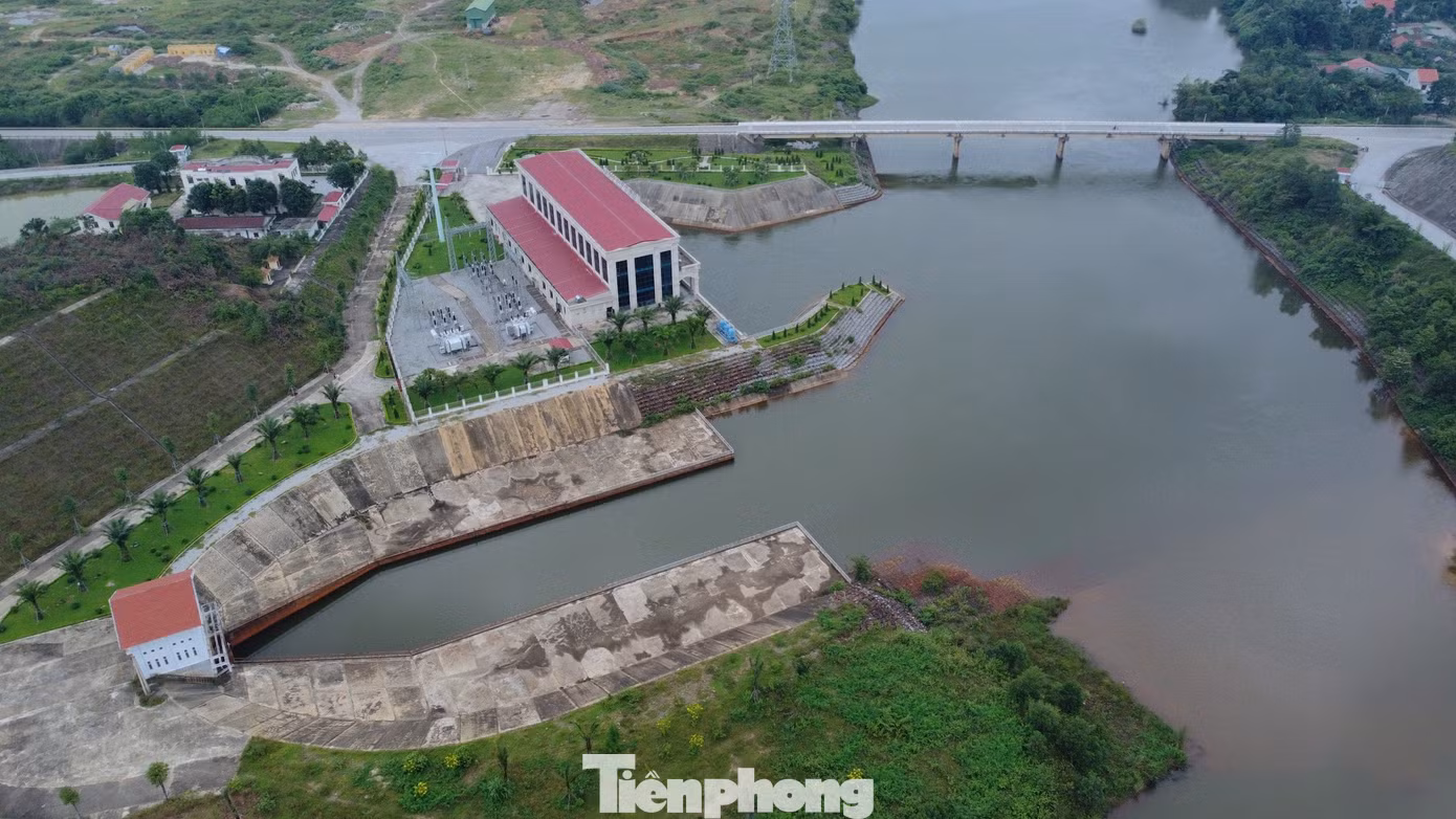 Công trình thuỷ lợi Ngàn Trươi - Cẩm Trang và hệ thống đường giao thông bê tông đi kèm còn góp phần phát triển giao thương hàng hóa của các xã miền núi. Công trình thuỷ lợi Ngàn Trươi - Cẩm Trang và hệ thống đường giao thông bê tông đi kèm còn góp phần phát triển giao thương hàng hóa của các xã miền núi.